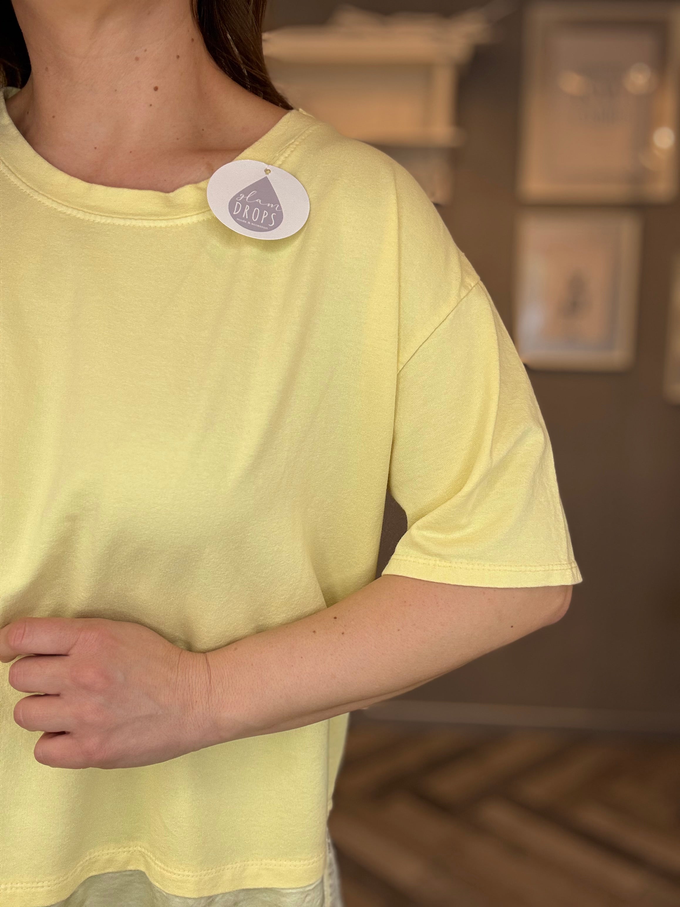 T-shirt giallo pastello con satin e pizzo