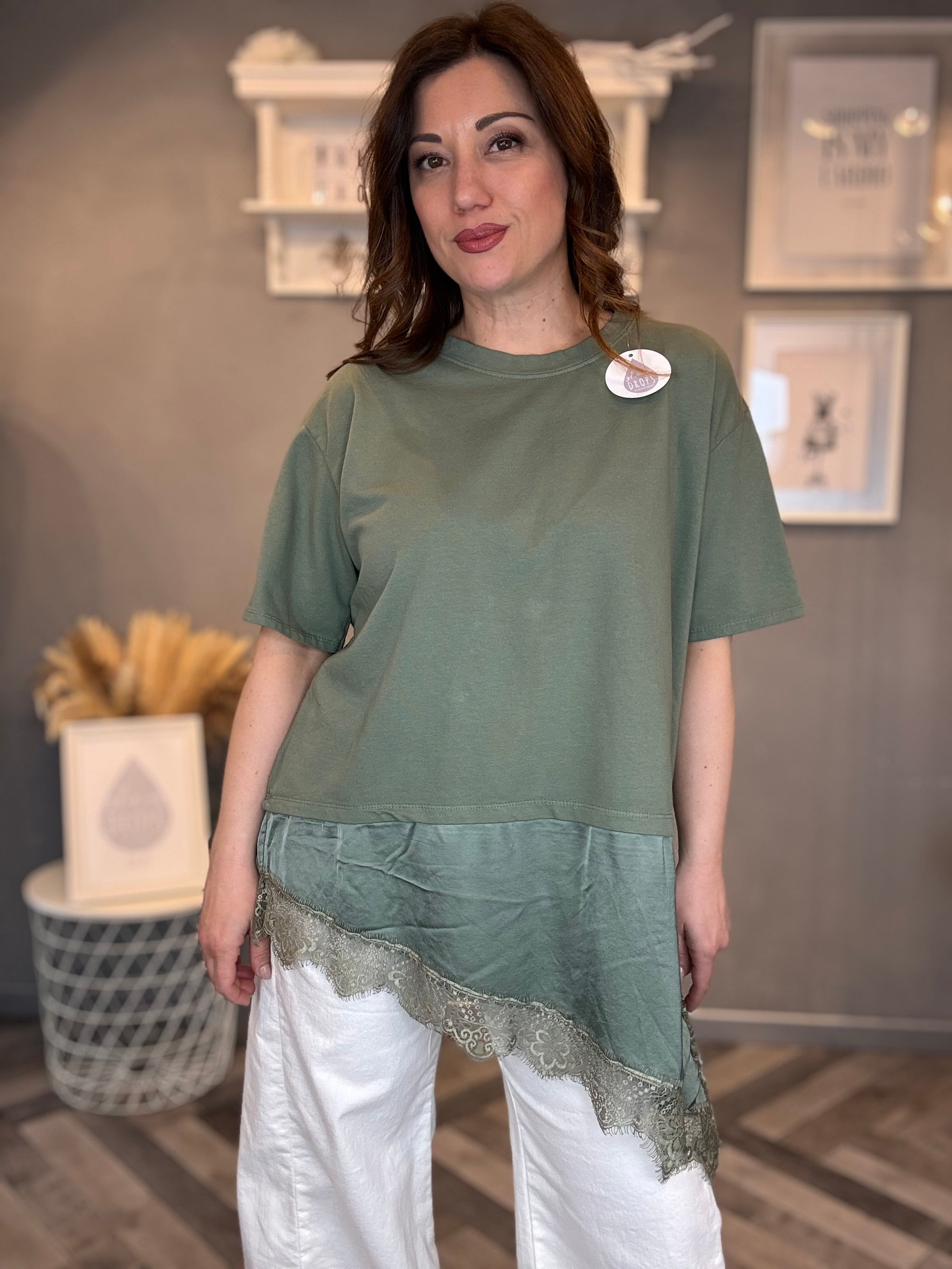 T-shirt verde militare con satin e pizzo