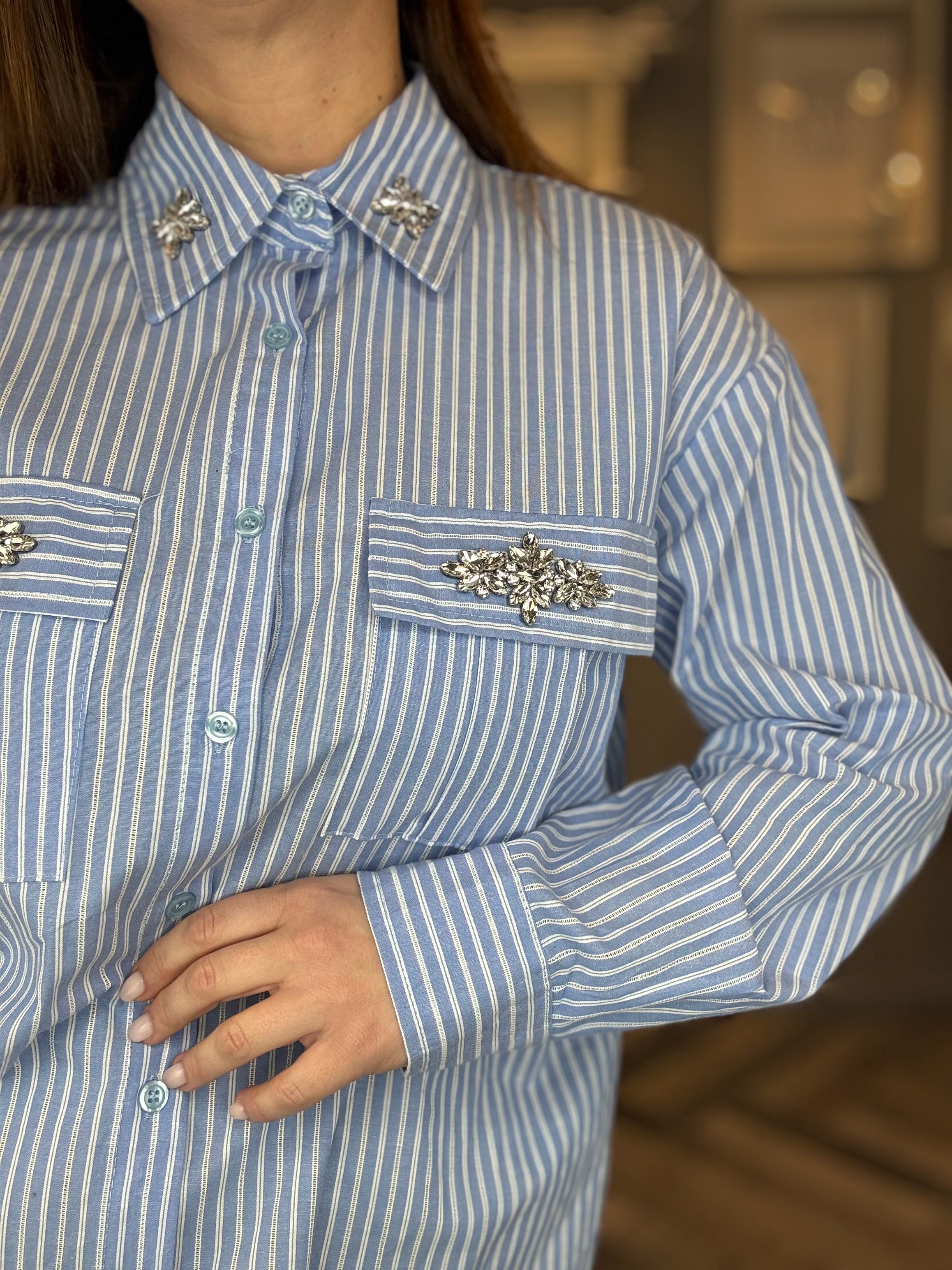 Camicia celeste a righe con applicazioni gioiello