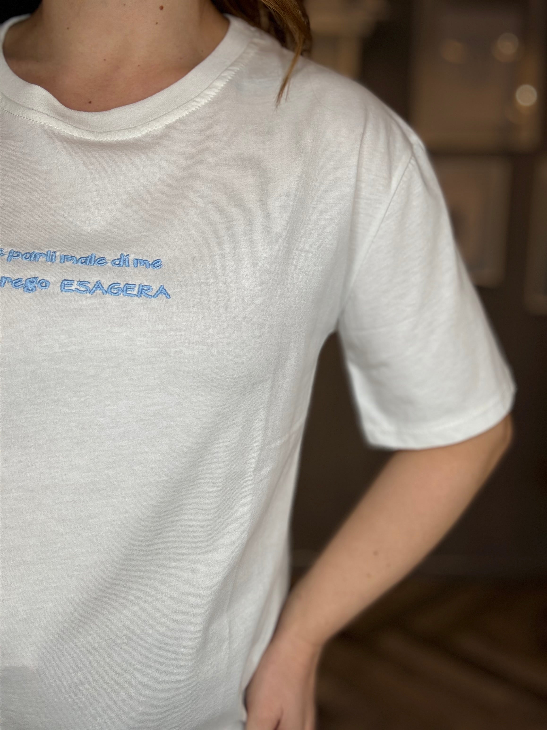 T-shirt Se parli male di me celeste