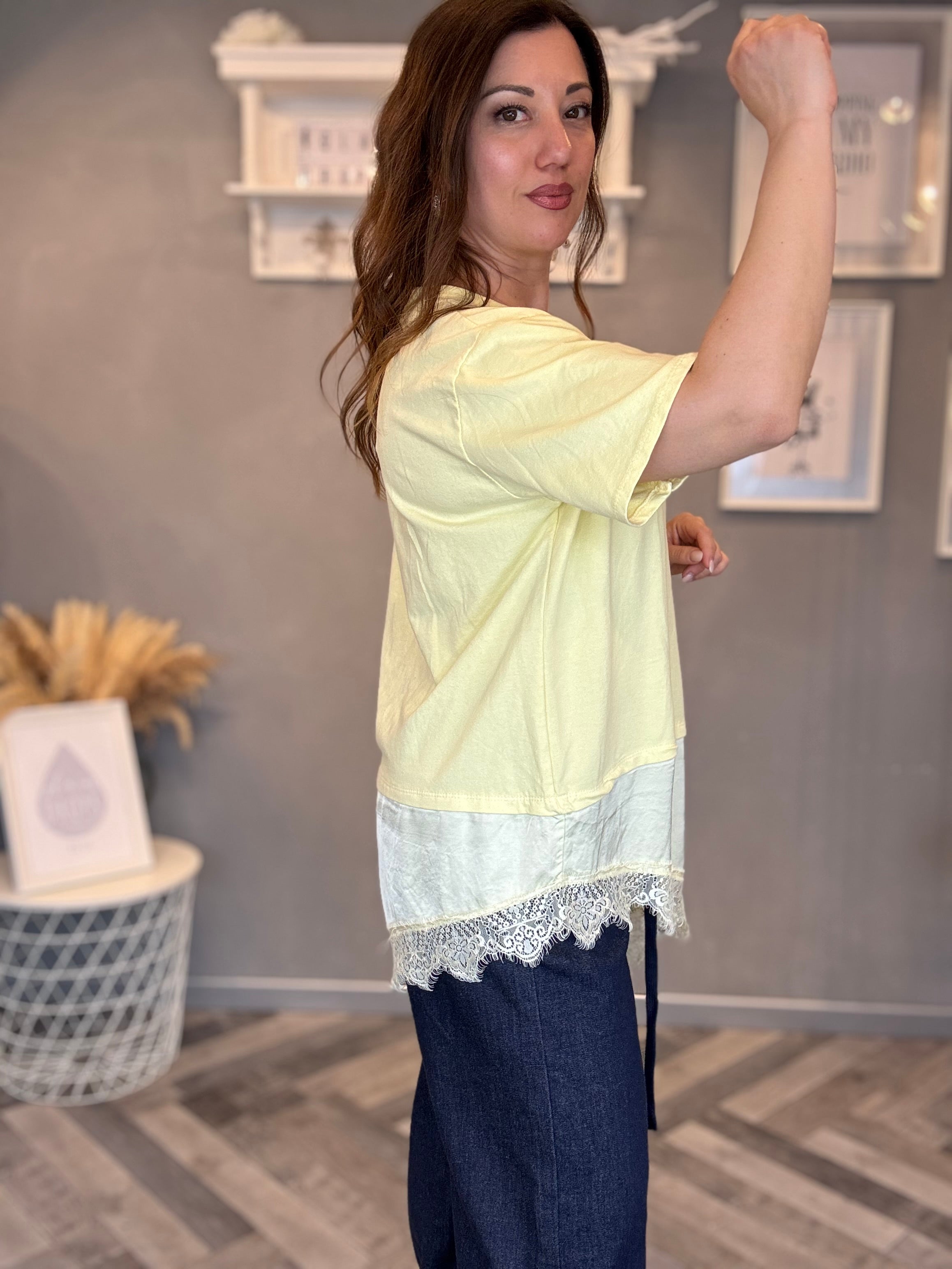 T-shirt giallo pastello con satin e pizzo