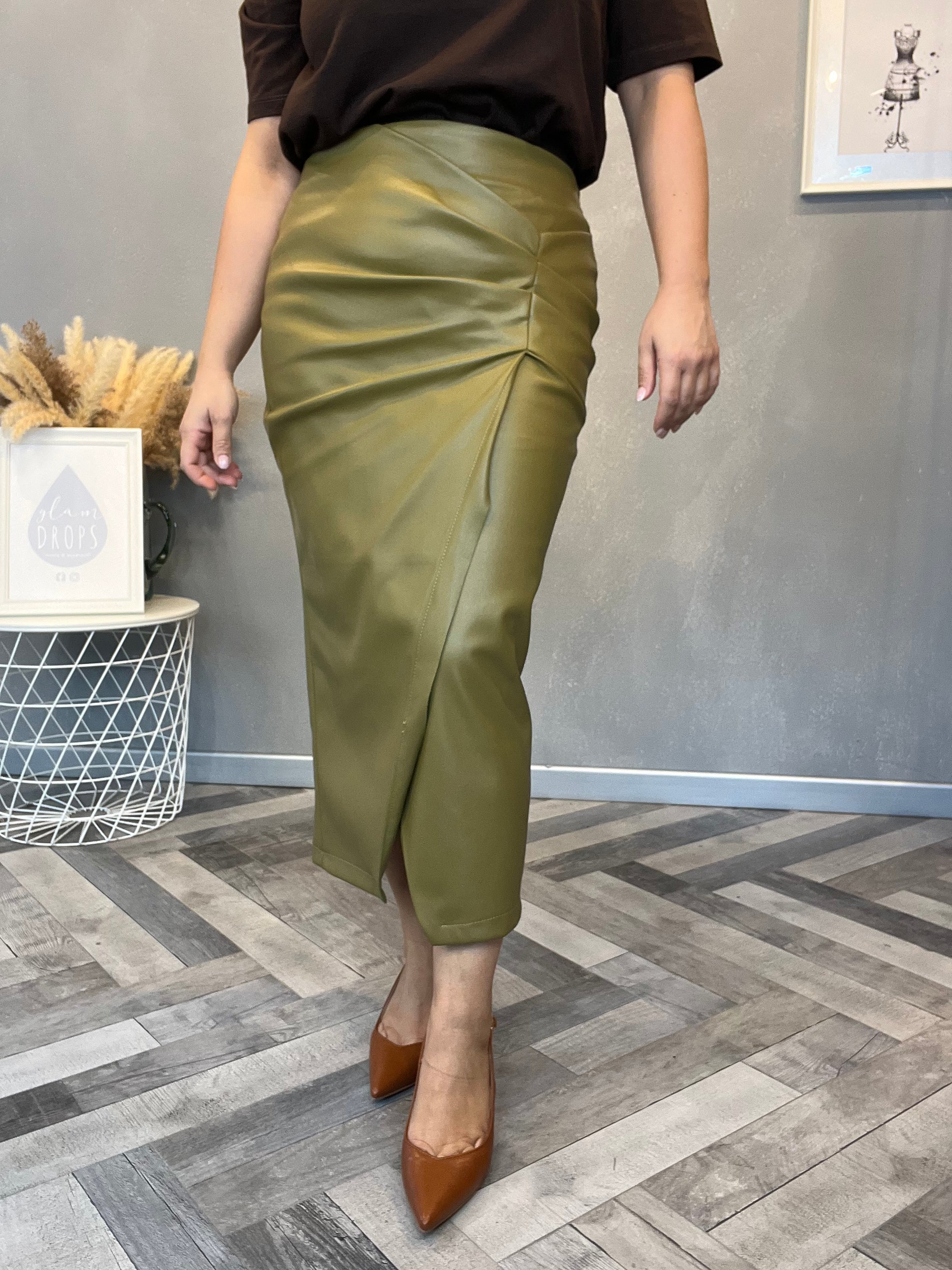 Gonna midi in ecopelle verde oliva