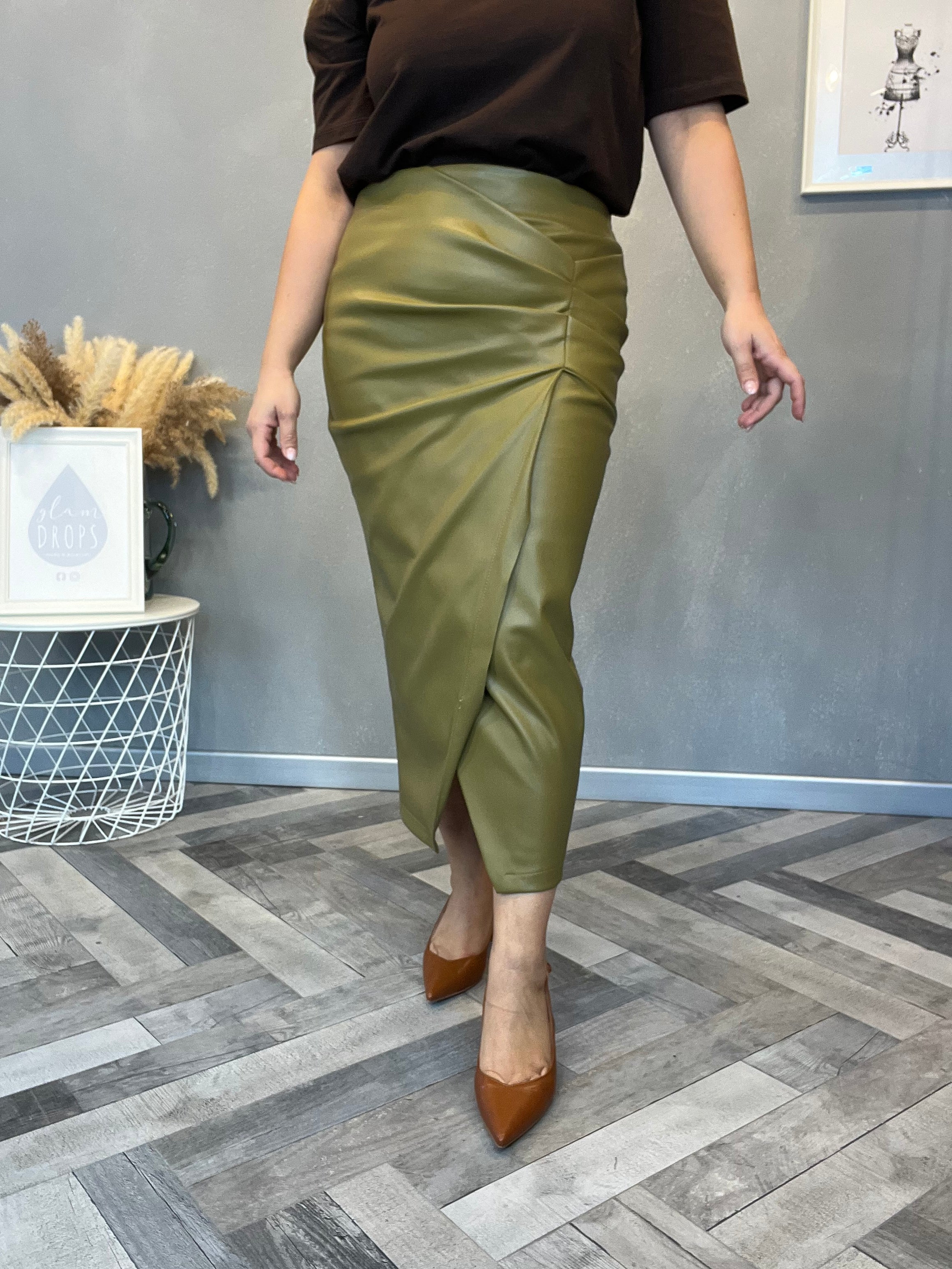 Gonna midi in ecopelle verde oliva