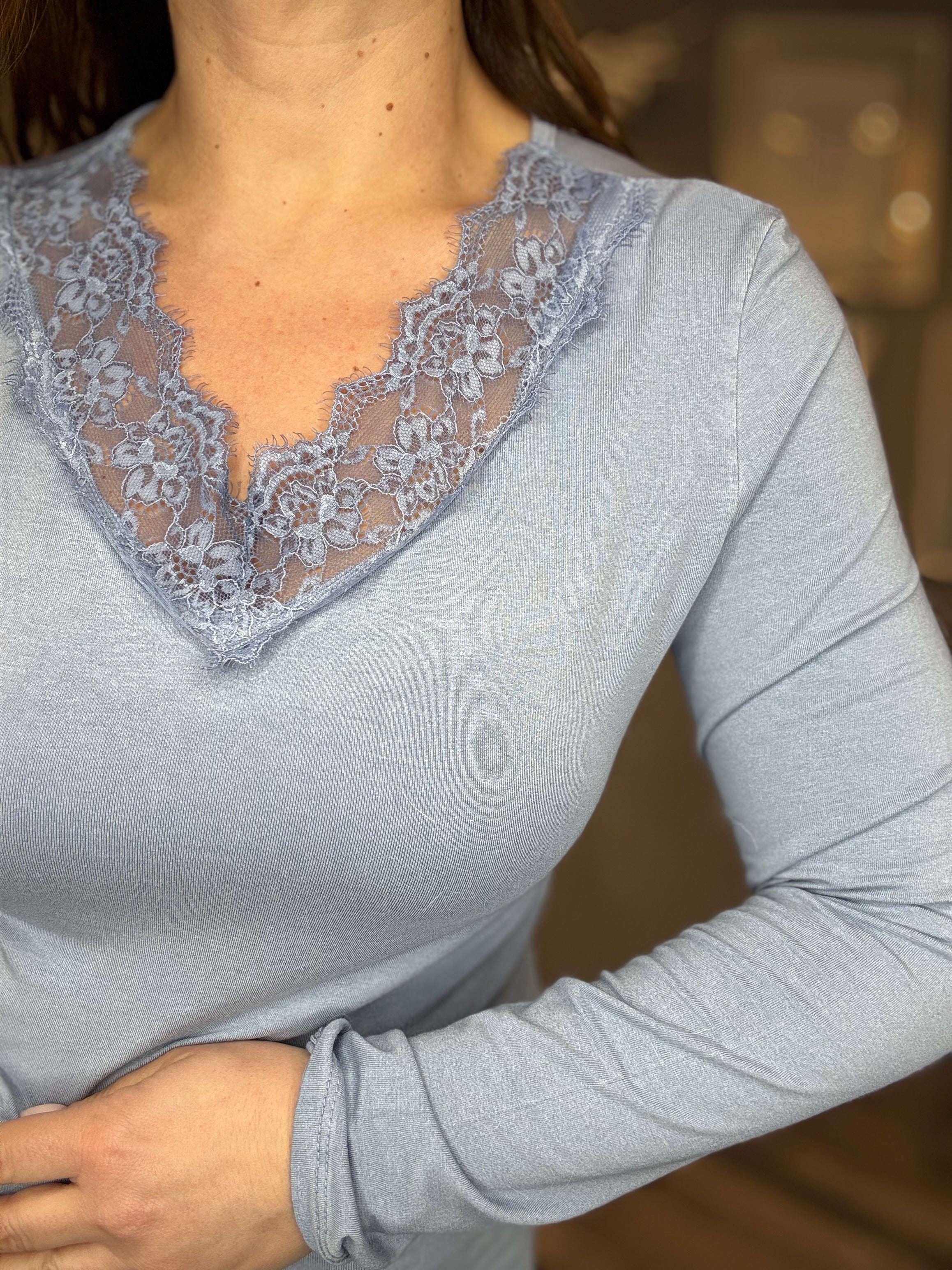 T-shirt in viscosa con pizzo