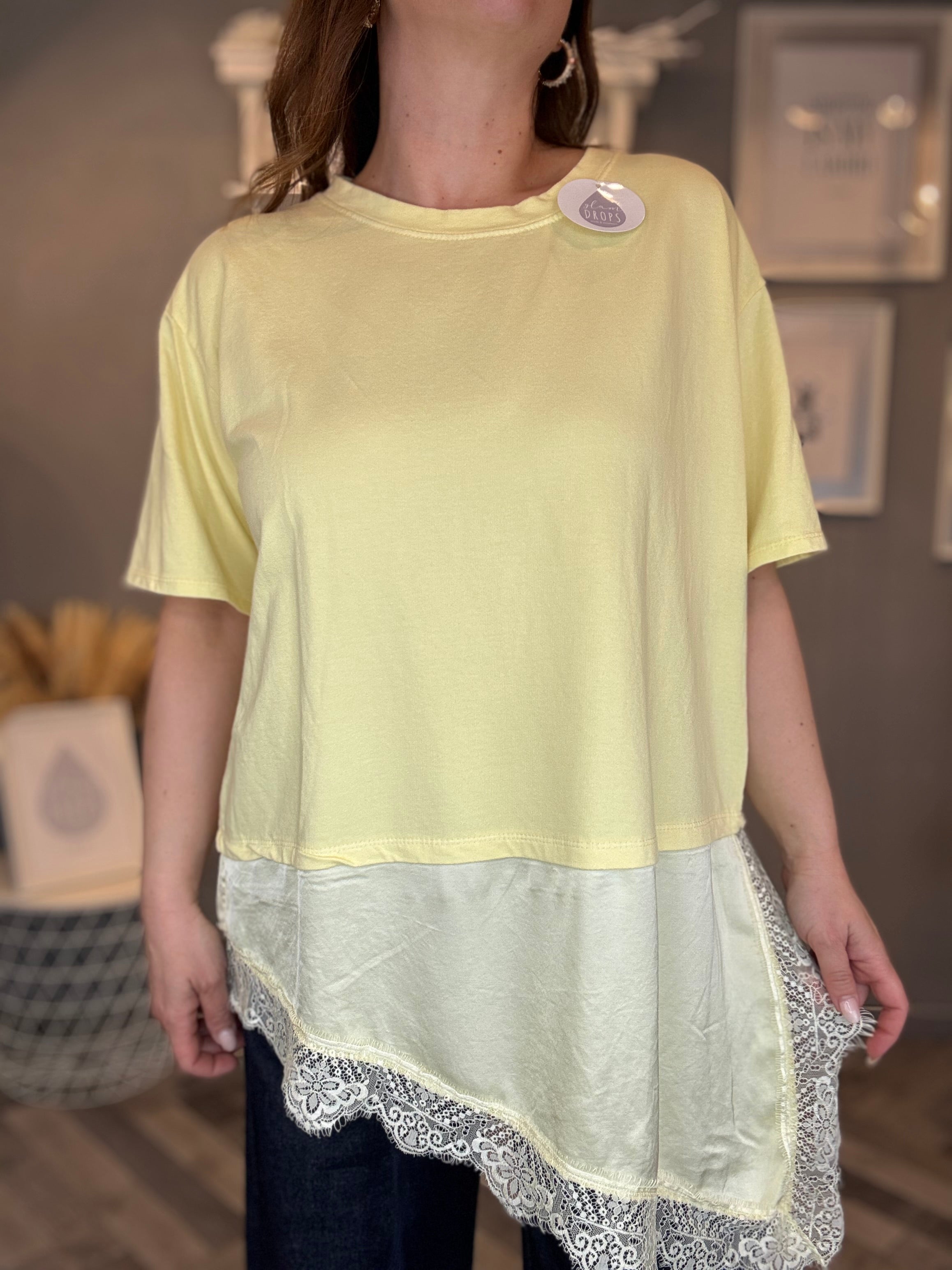 T-shirt giallo pastello con satin e pizzo