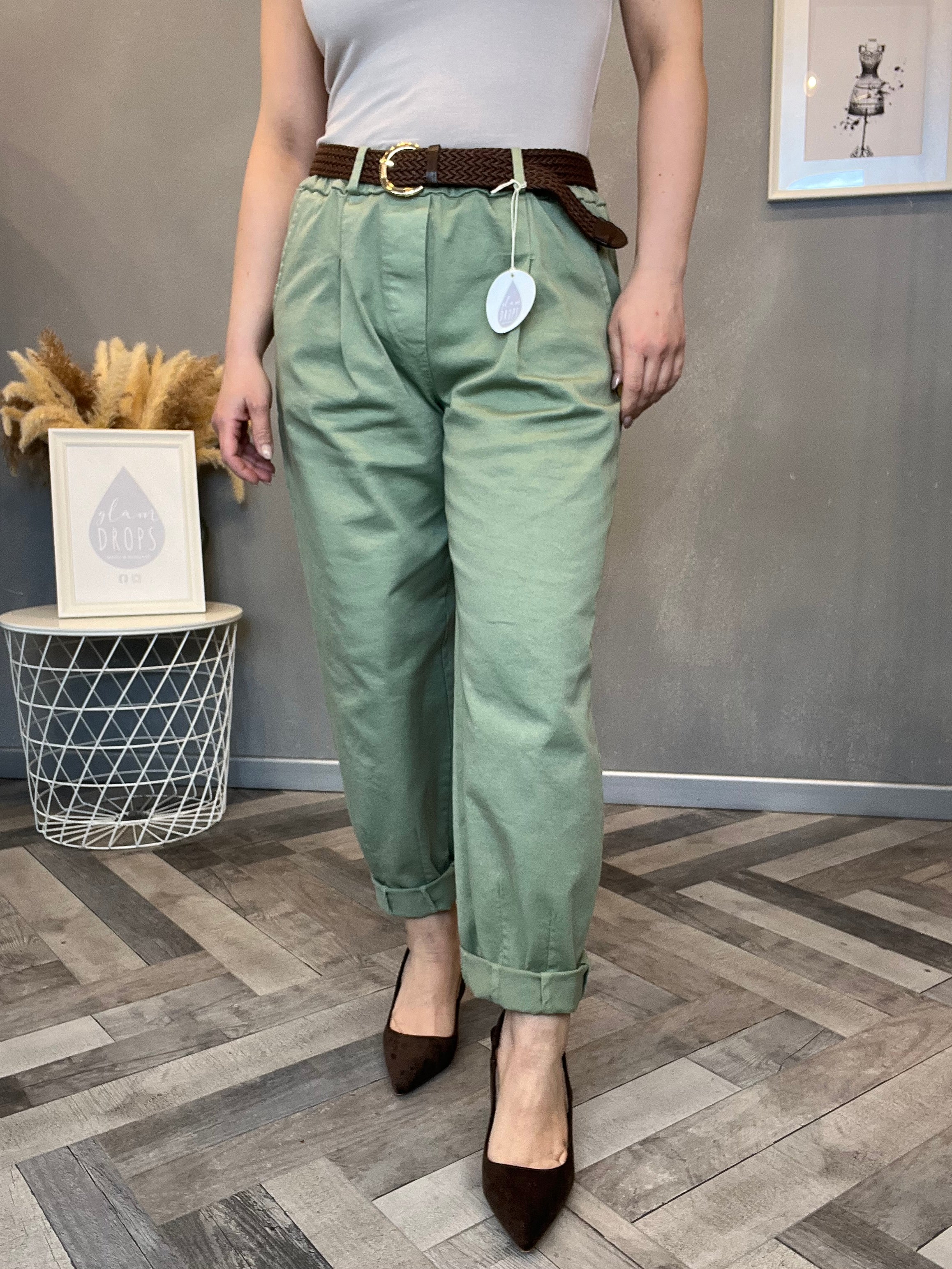 Pantalone carrot verde salvia con cintura