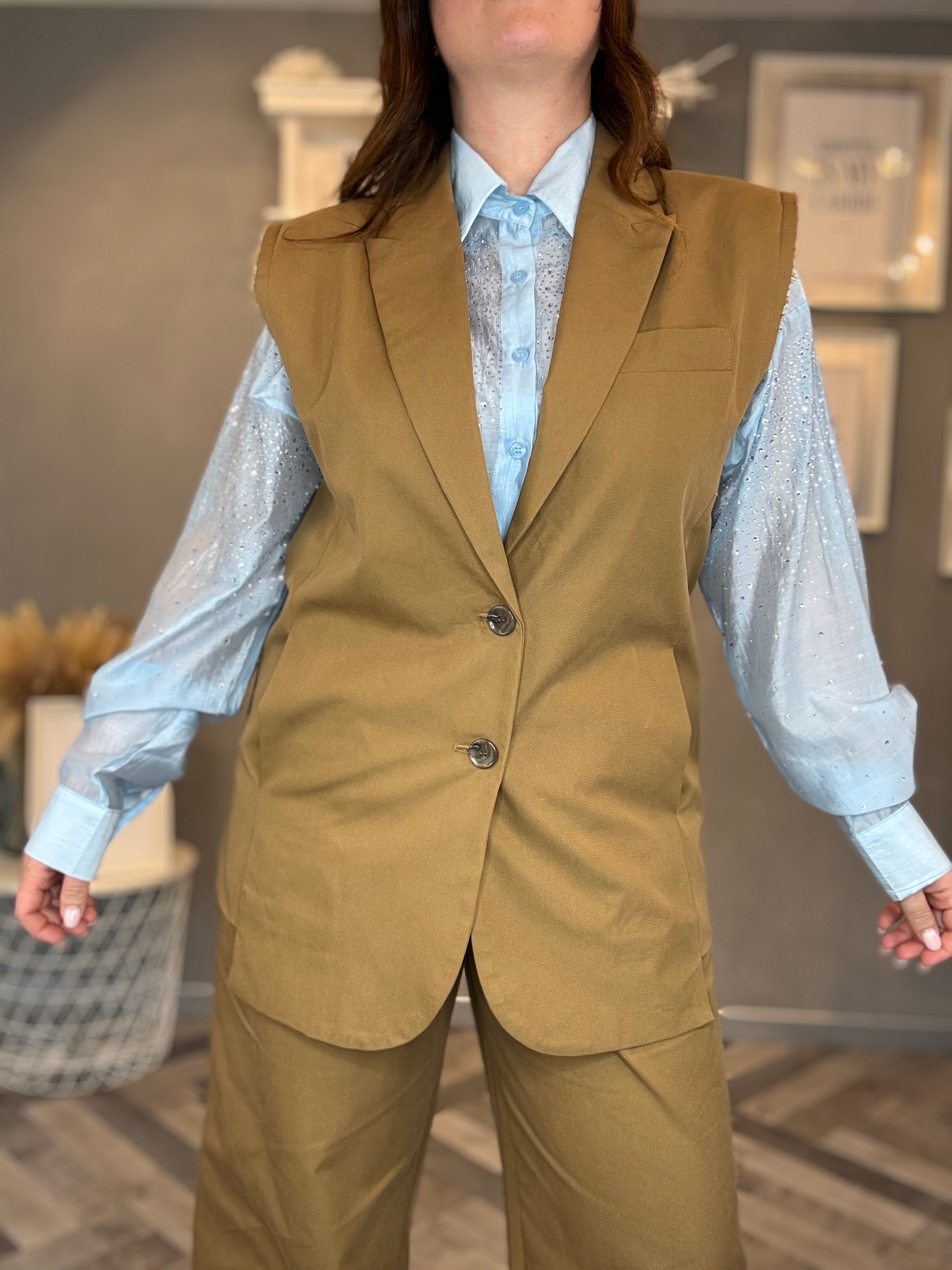 Gilet blazer smanicato con spallina tagliata a vivo