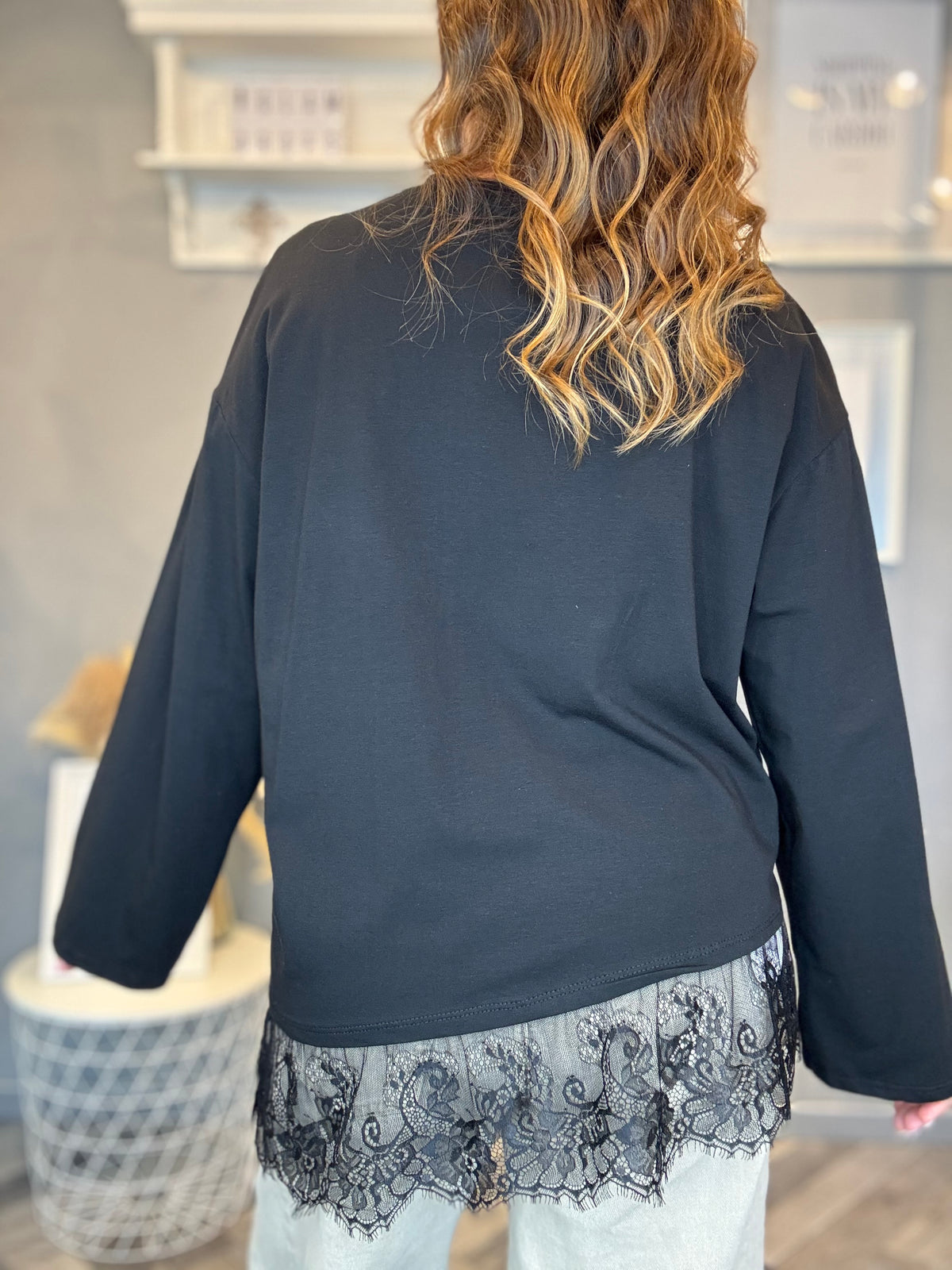 T-shirt asimmetrica con pizzo nero