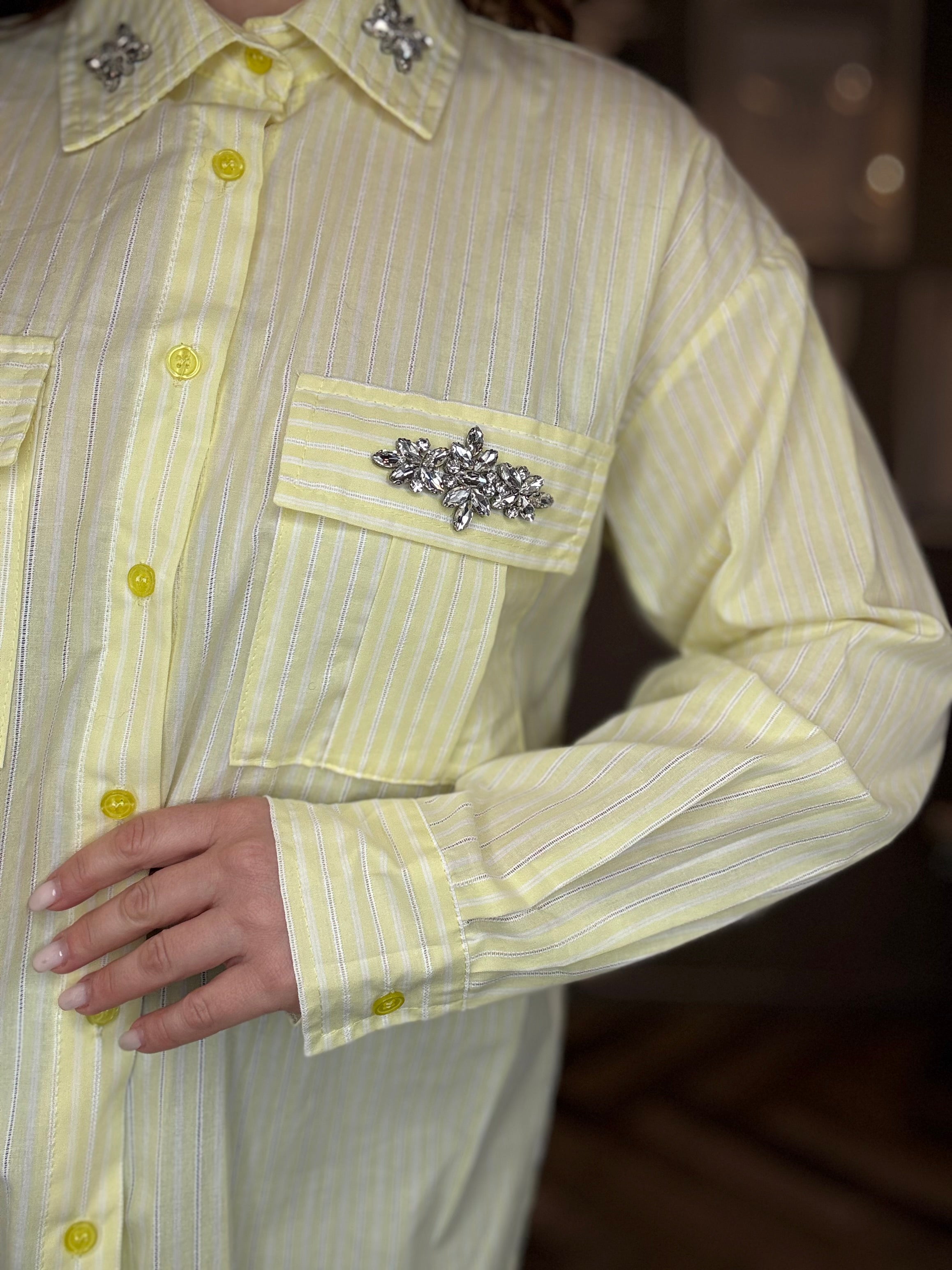 Camicia giallo pastello a righe con applicazioni gioiello