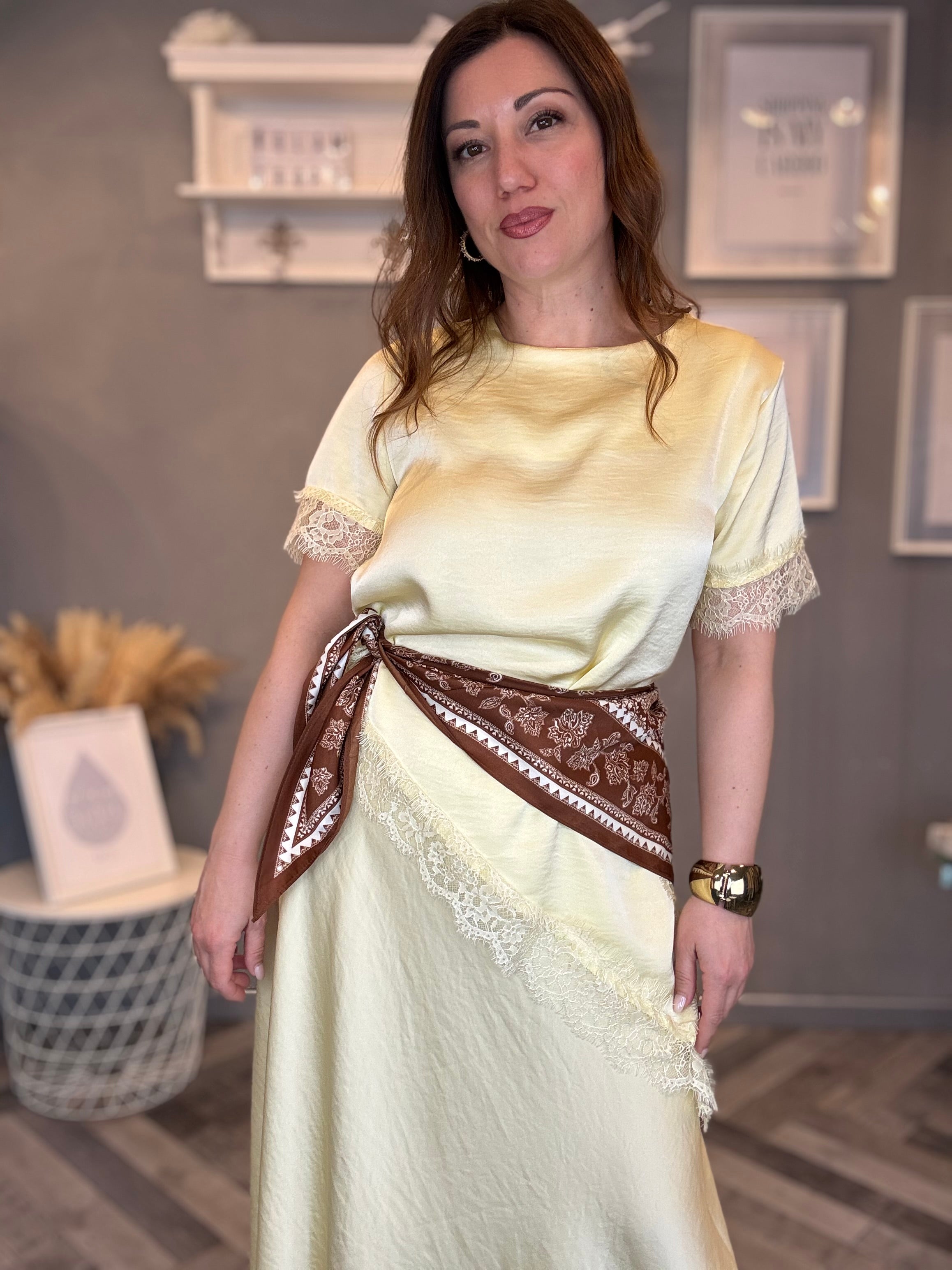Blusa satin con pizzo giallo pastello