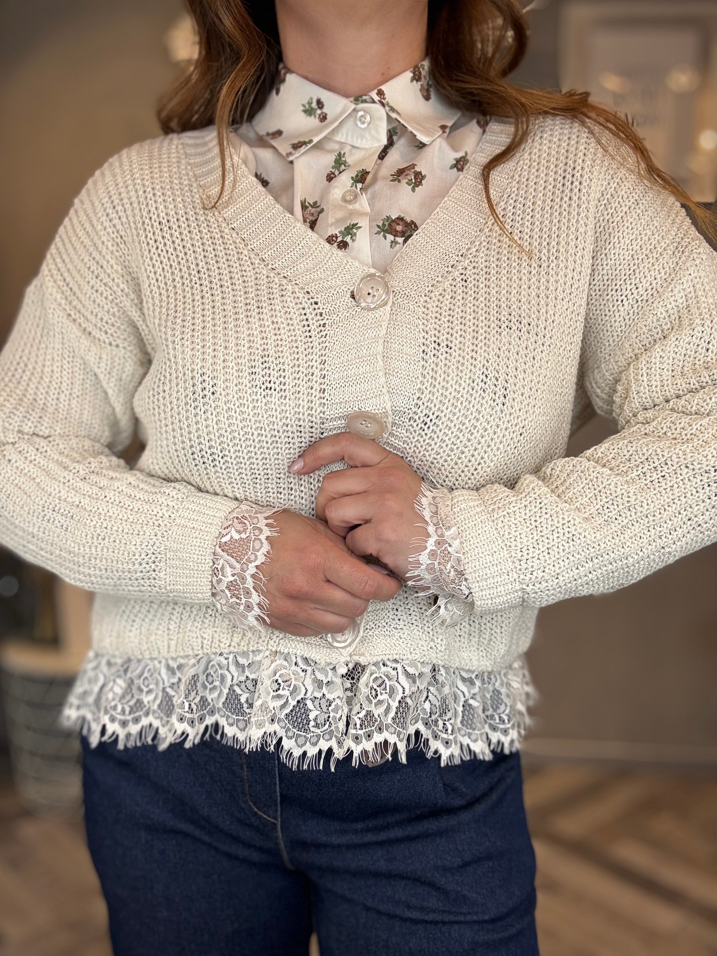 Cardigan panna con dettagli in pizzo