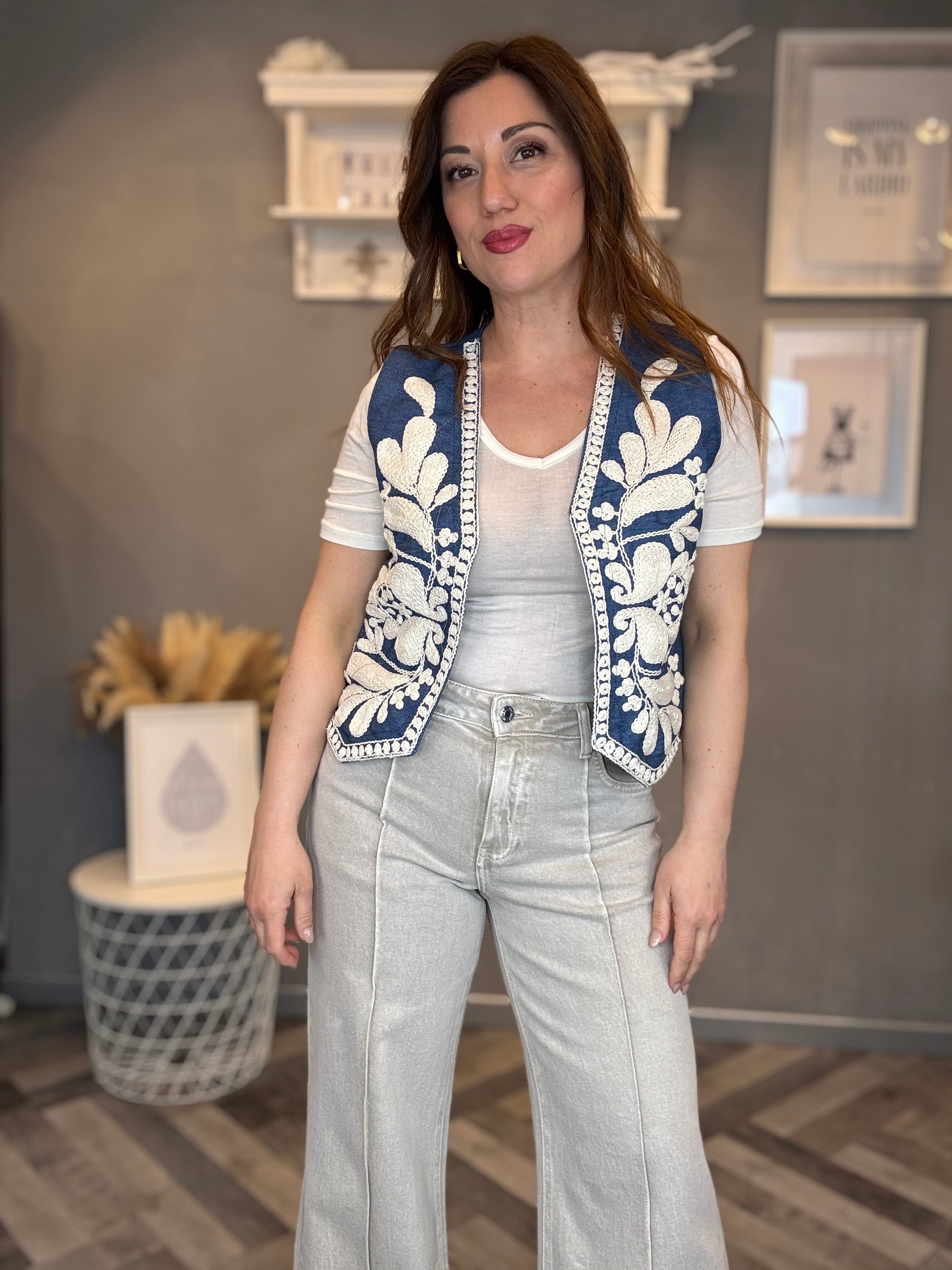 Gilet denim con ricamo