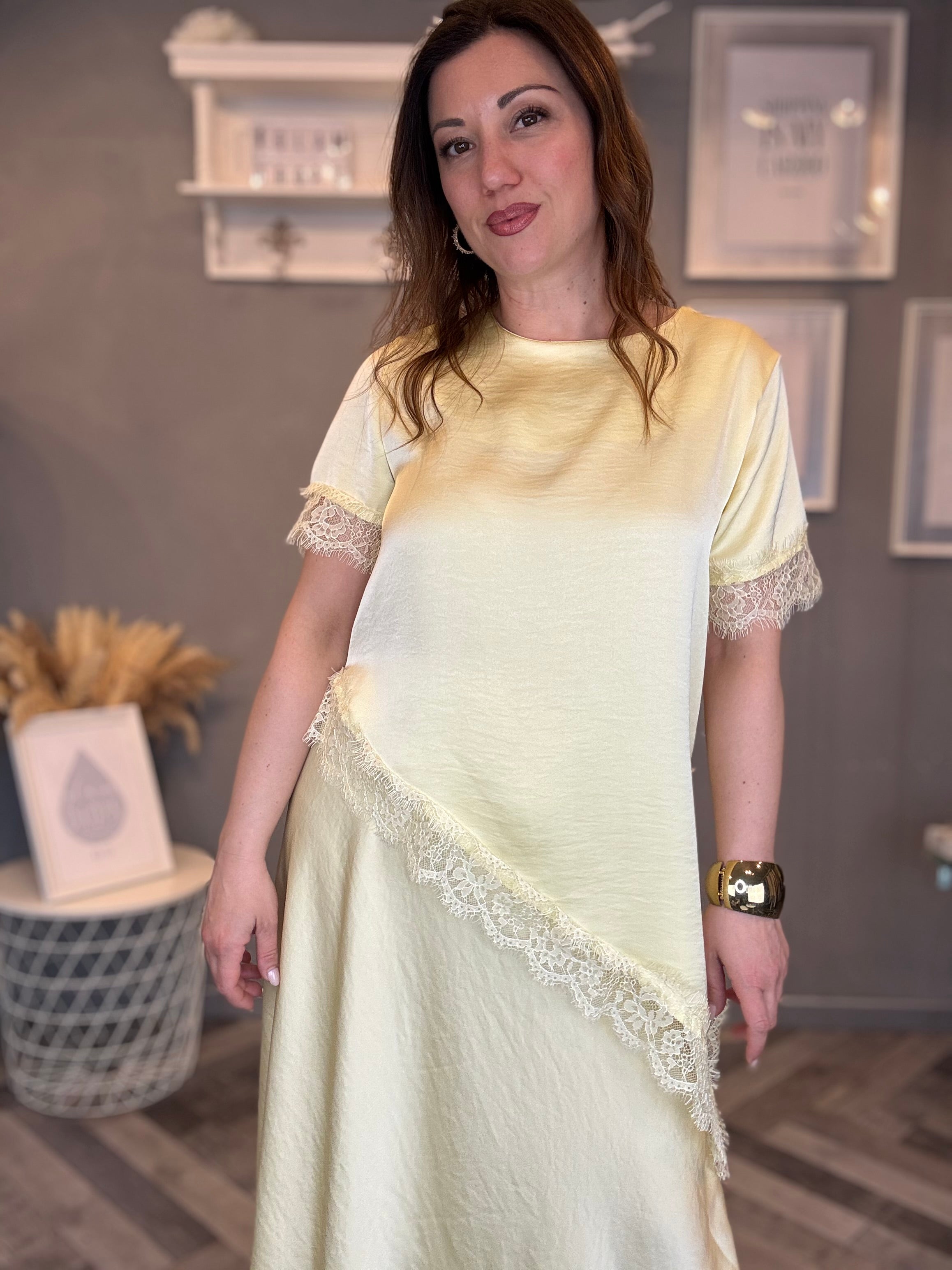 Blusa satin con pizzo giallo pastello