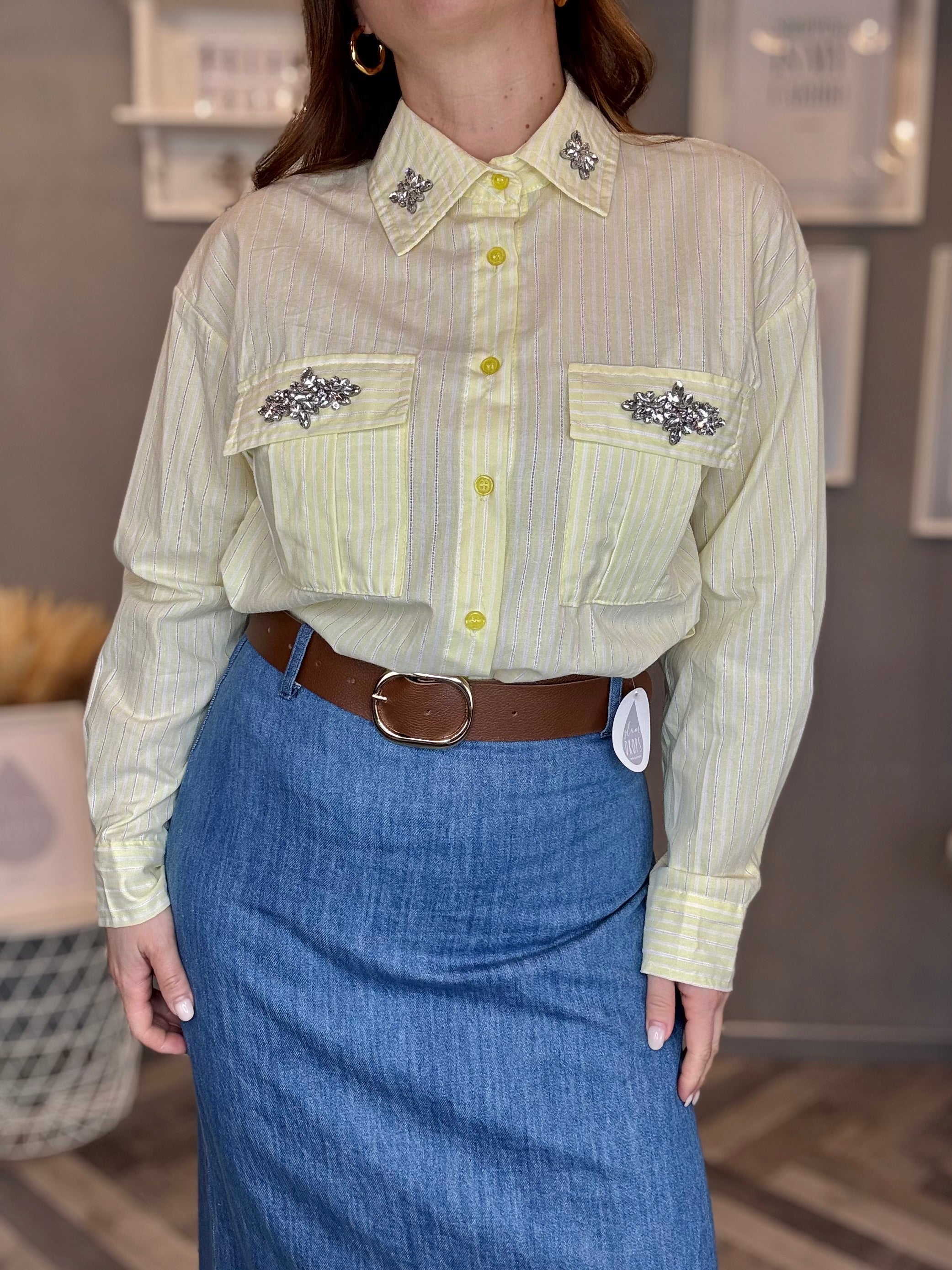 Camicia giallo pastello a righe con applicazioni gioiello
