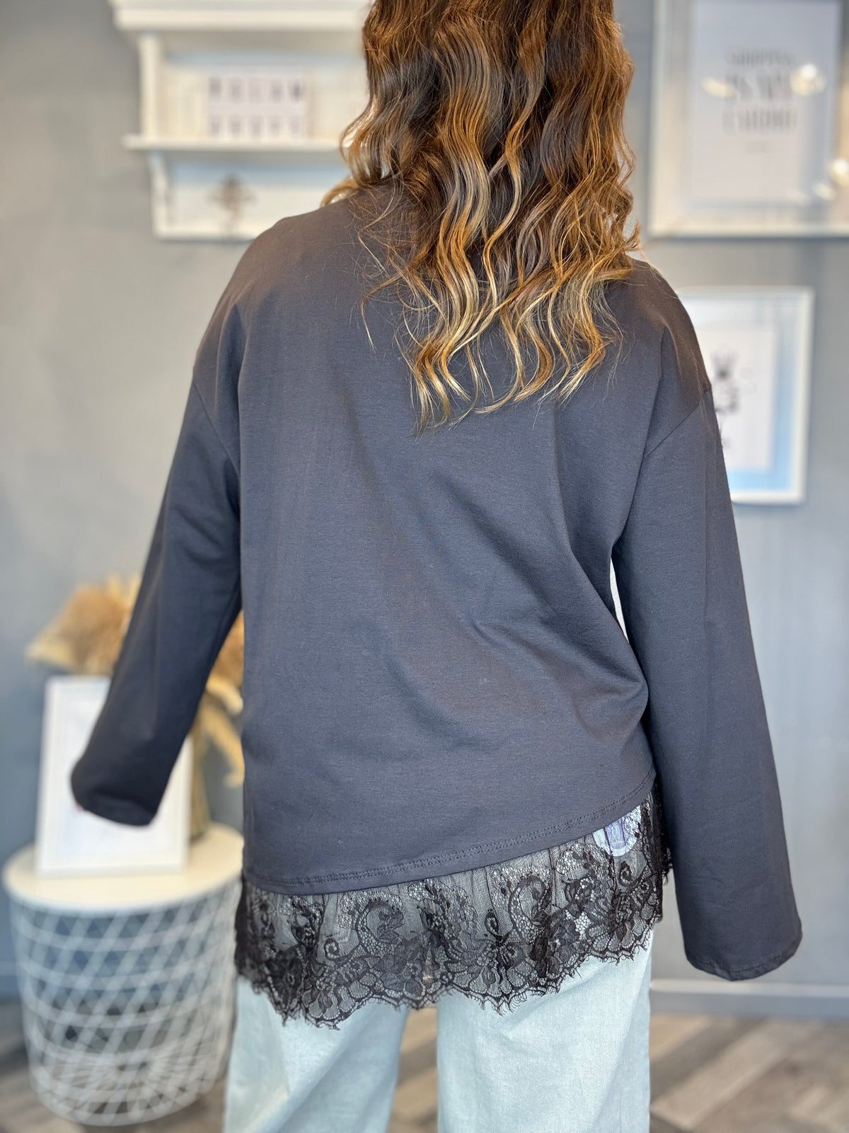 T-shirt asimmetrica con pizzo moro