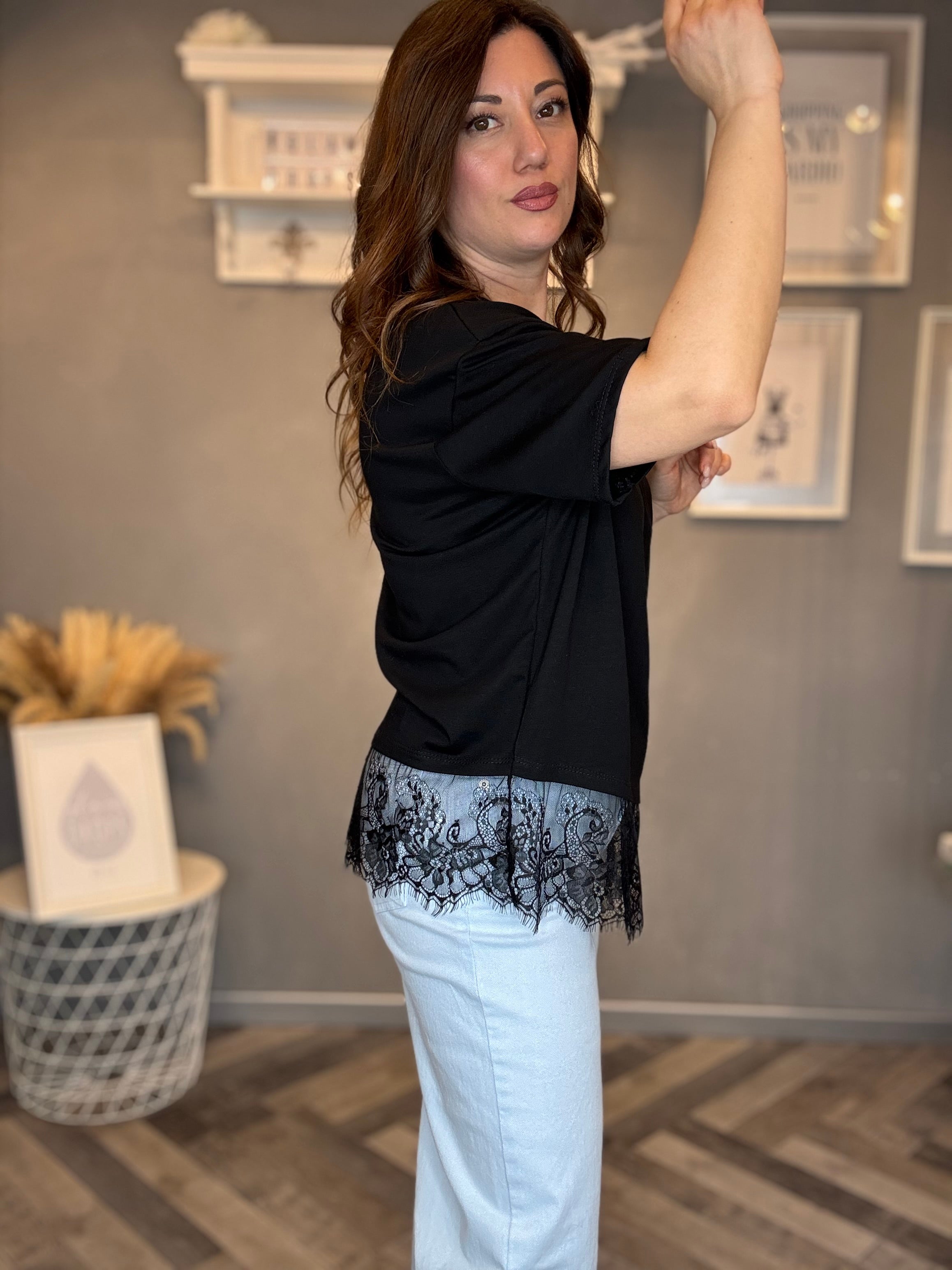 T-shirt nera over con pizzo