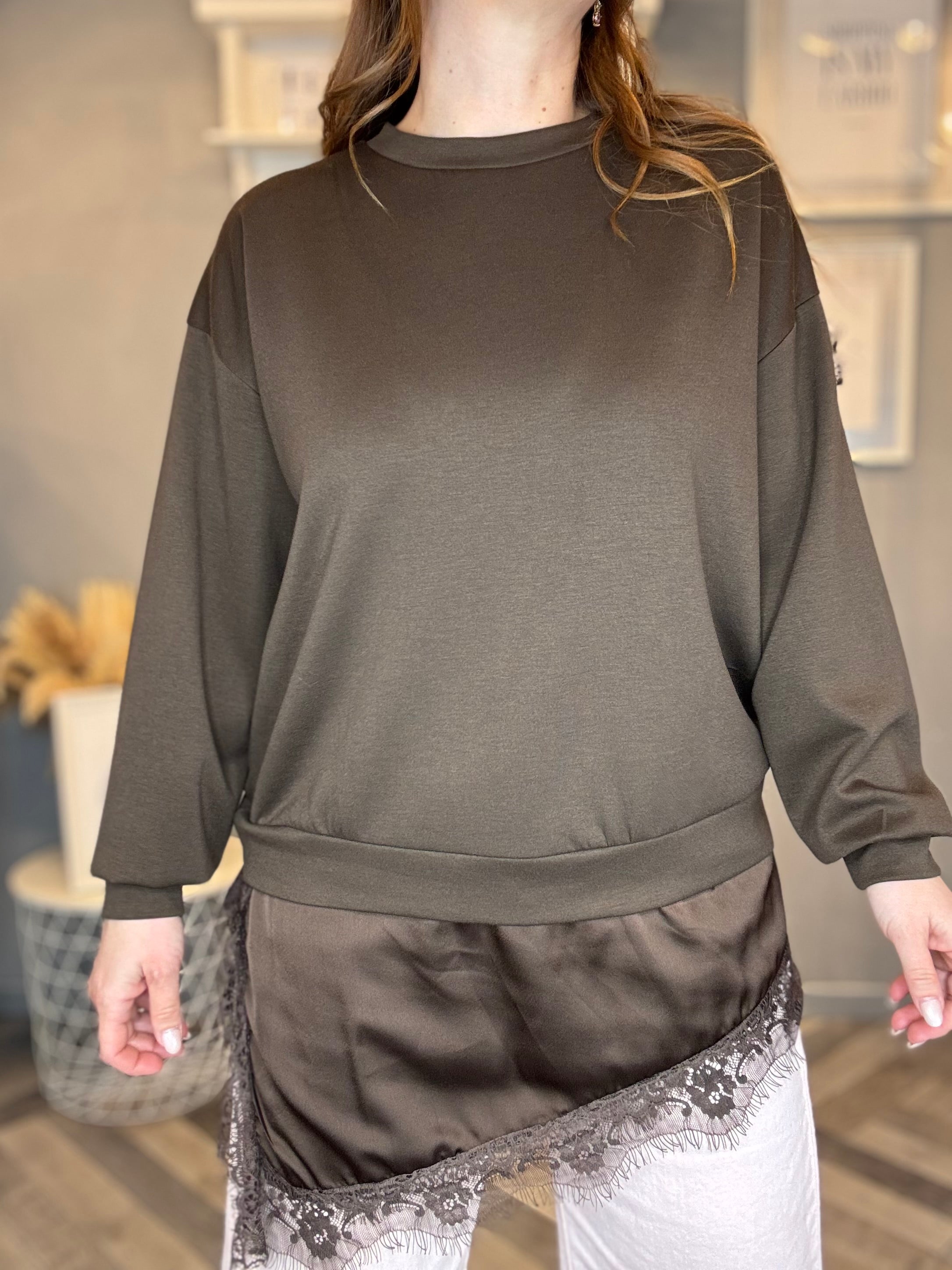 Felpa con bordo in raso e pizzo moro