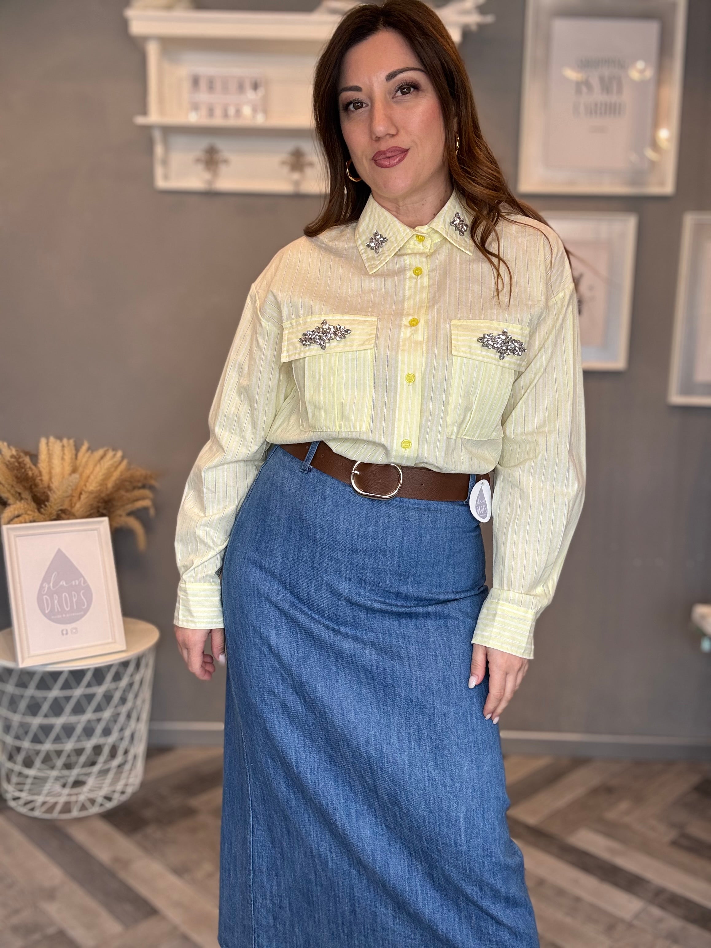 Camicia giallo pastello a righe con applicazioni gioiello