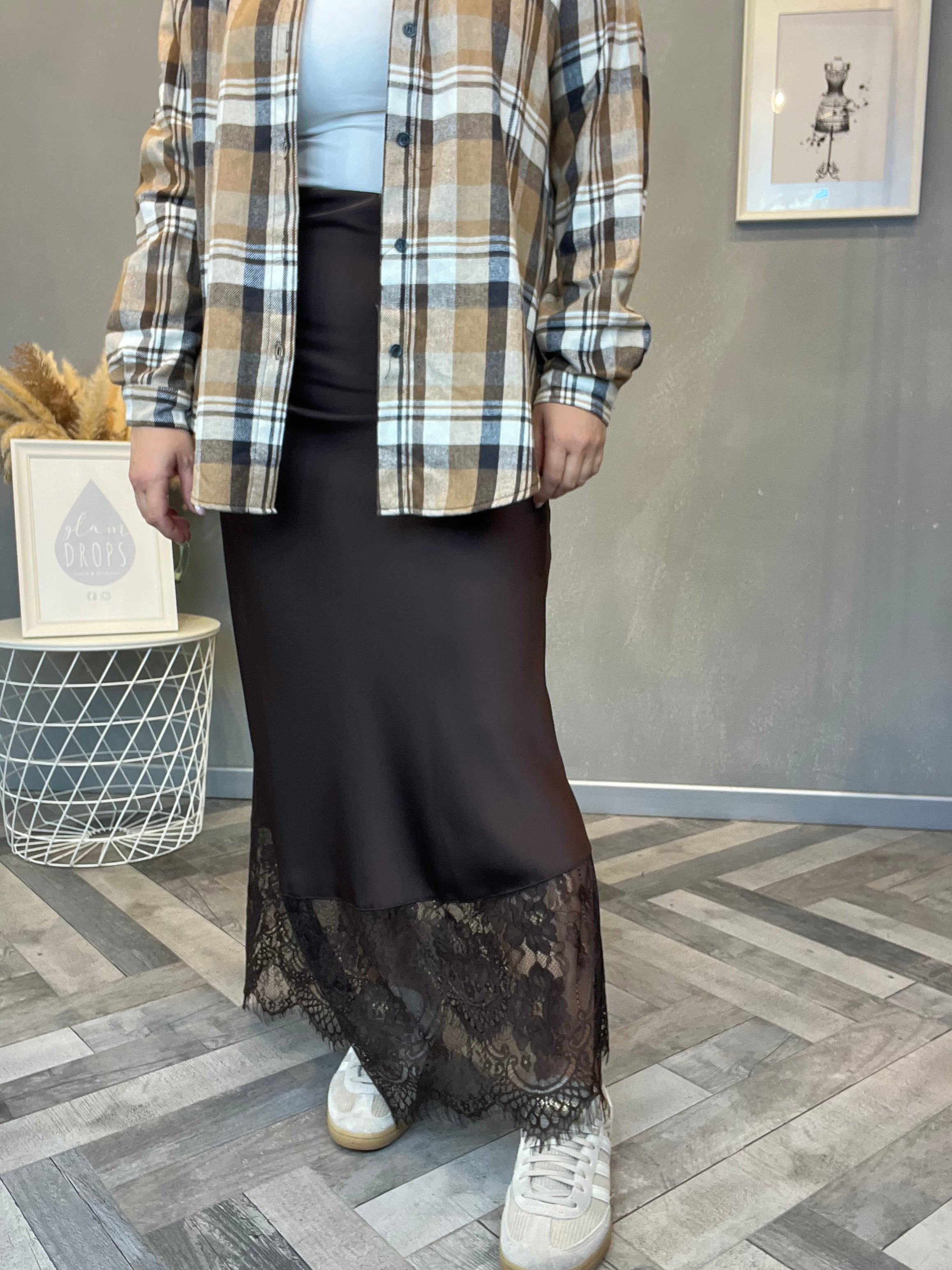 Gonna in satin con pizzo moro