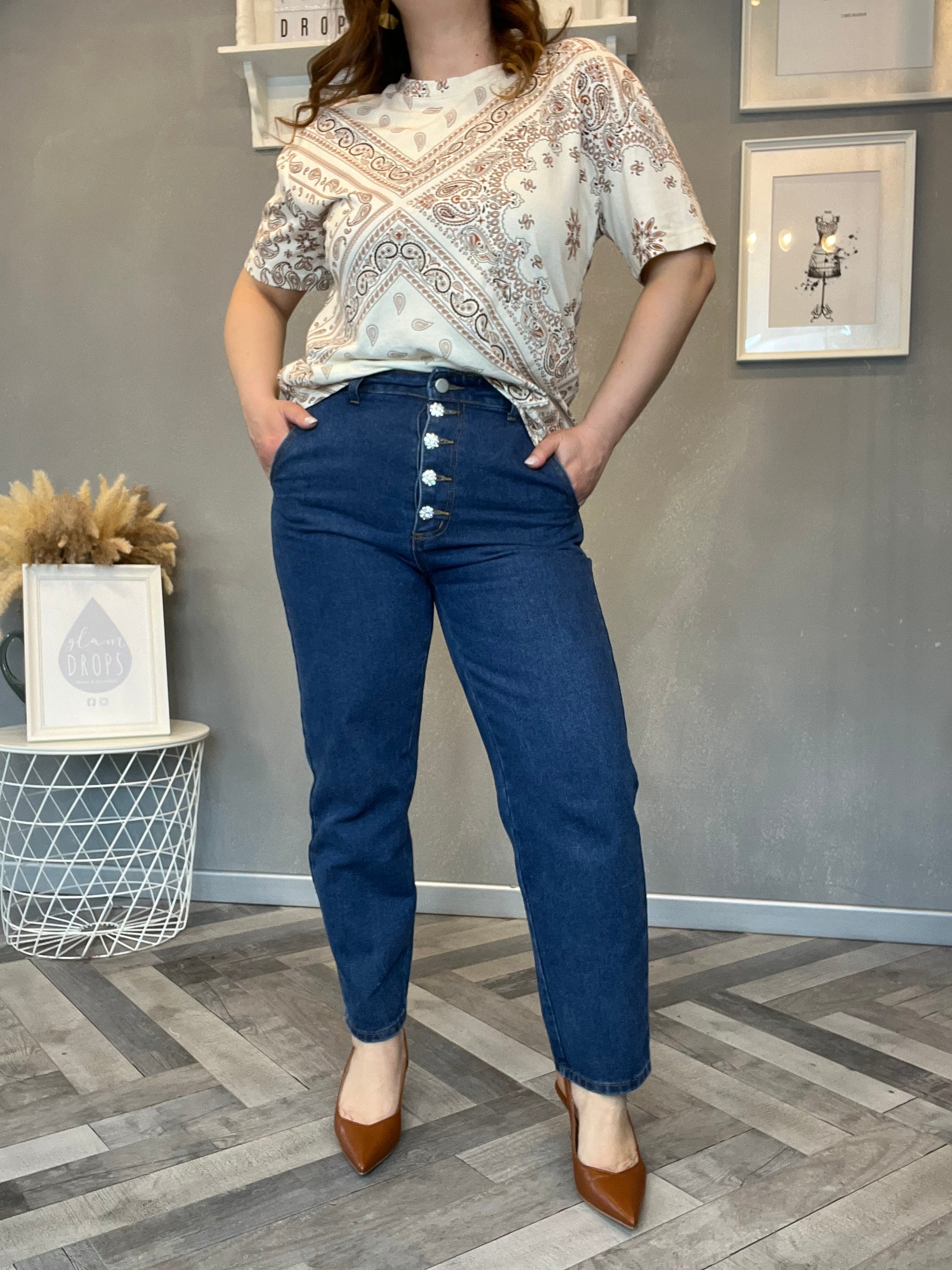 Jeans mom fit con bottoni gioiello lavaggio scuro