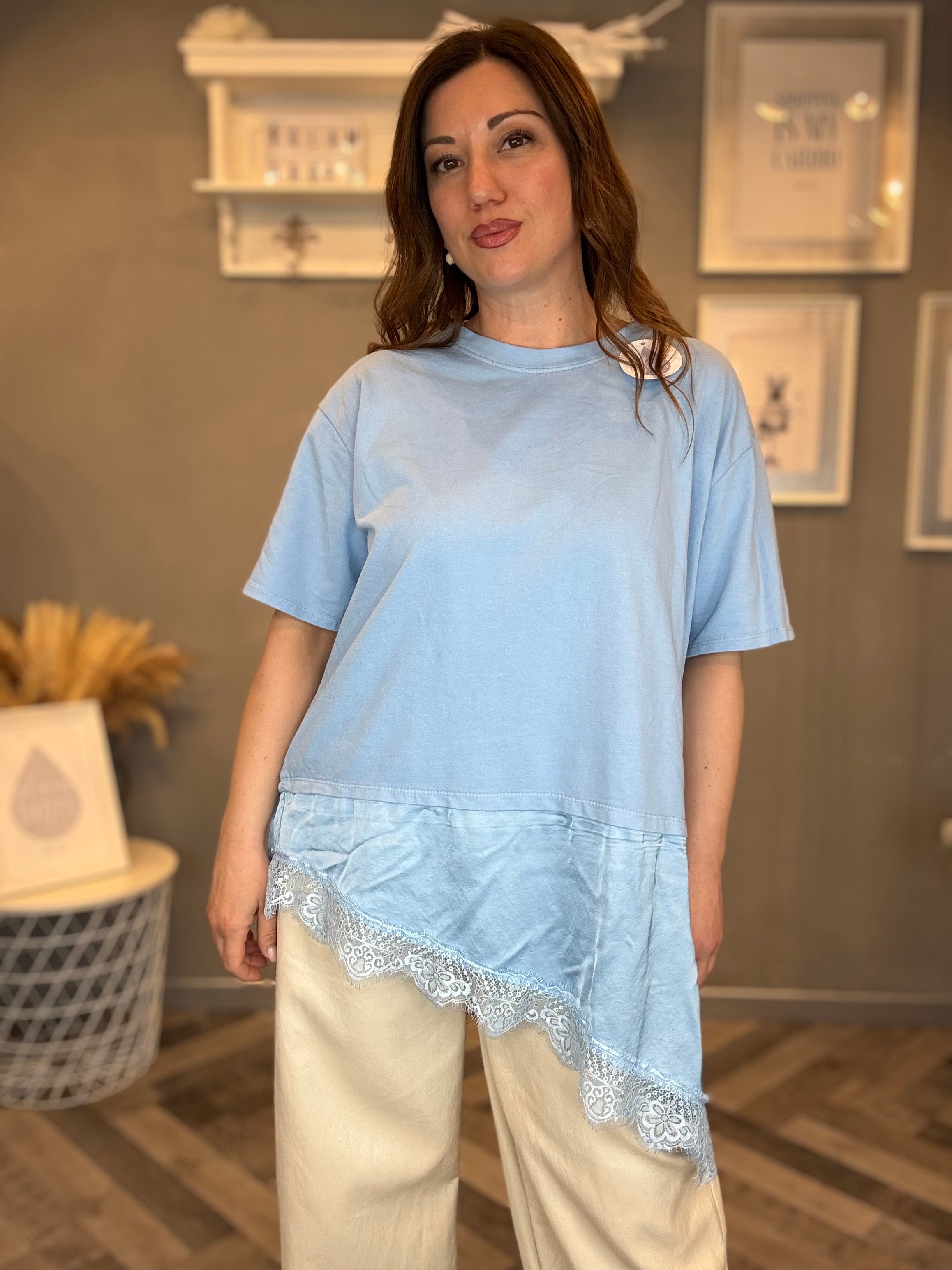 T-shirt celeste con satin e pizzo