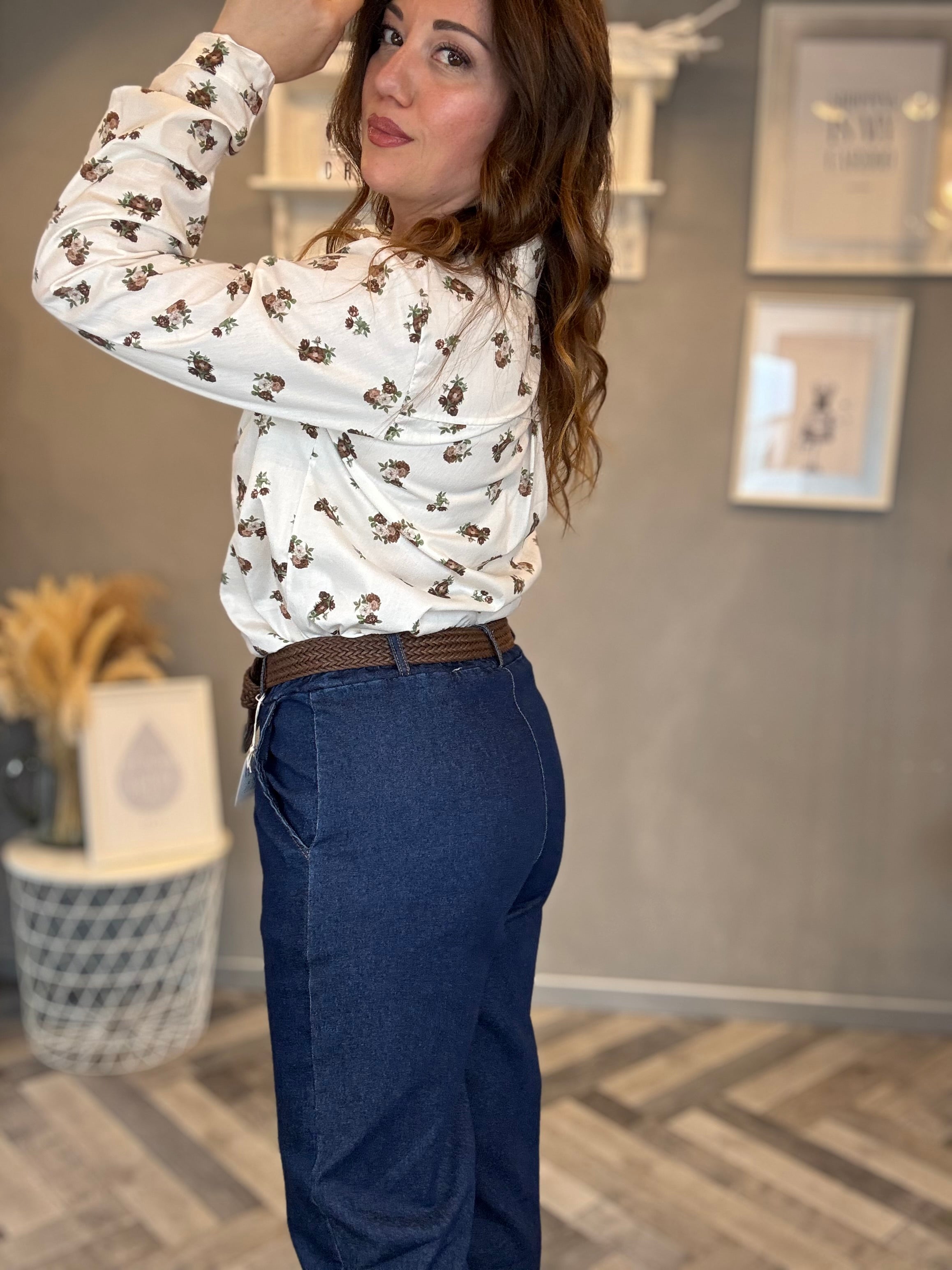 Jeans barrel scuro con cintura