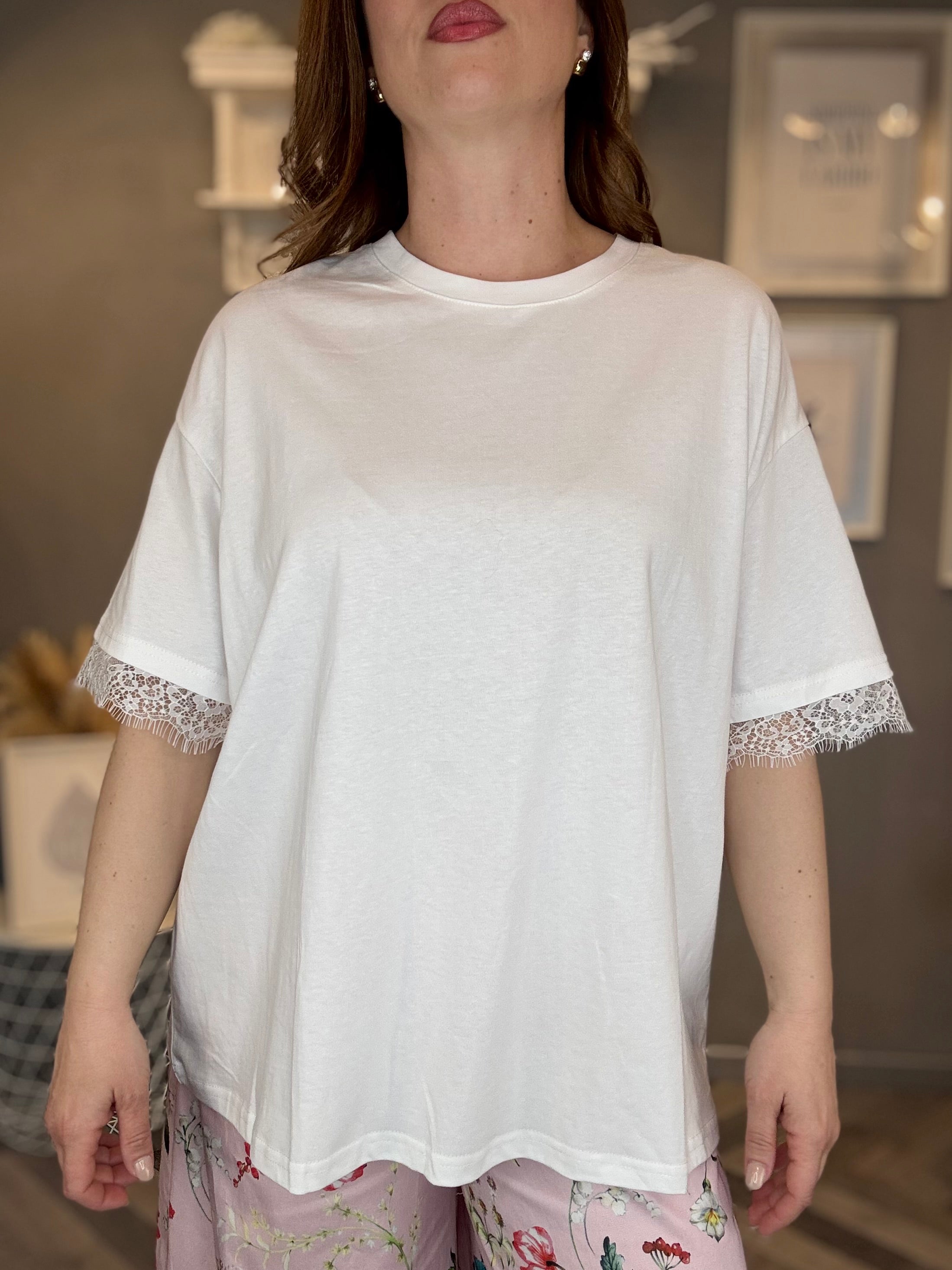 T-shirt over pizzo details bianca