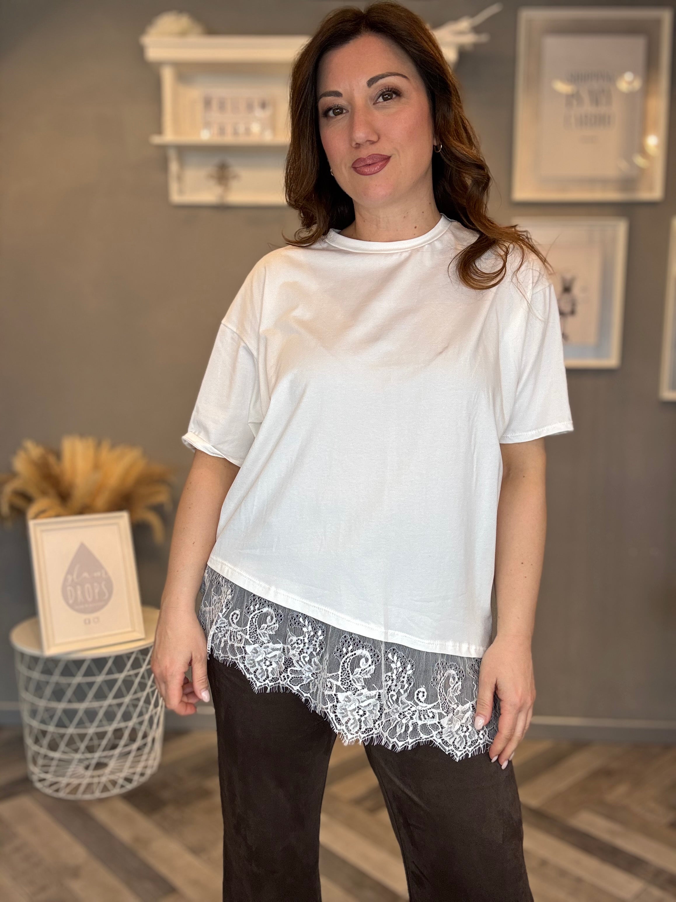 T-shirt bianca over con pizzo