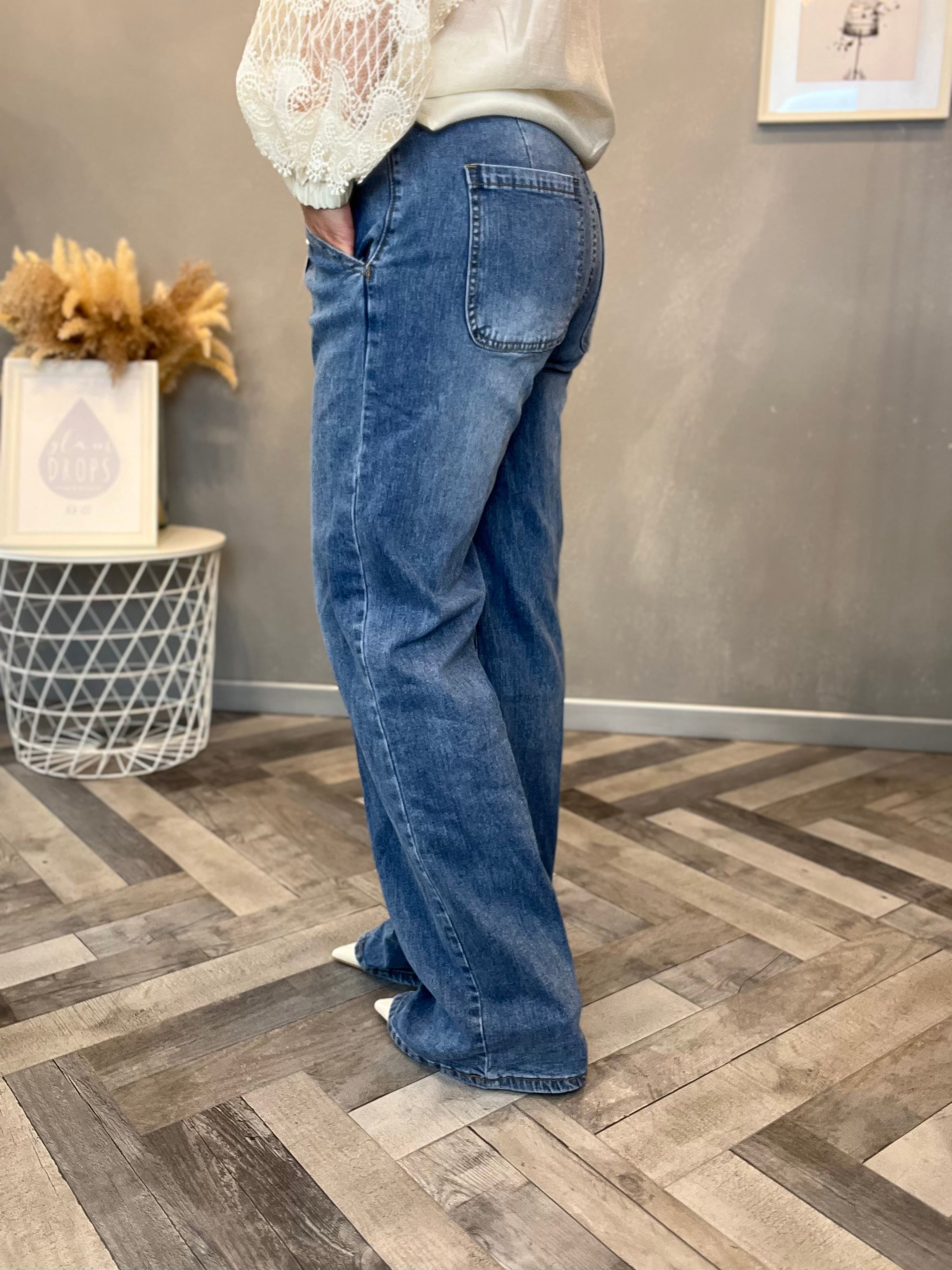 Jeans con cintura ricamata