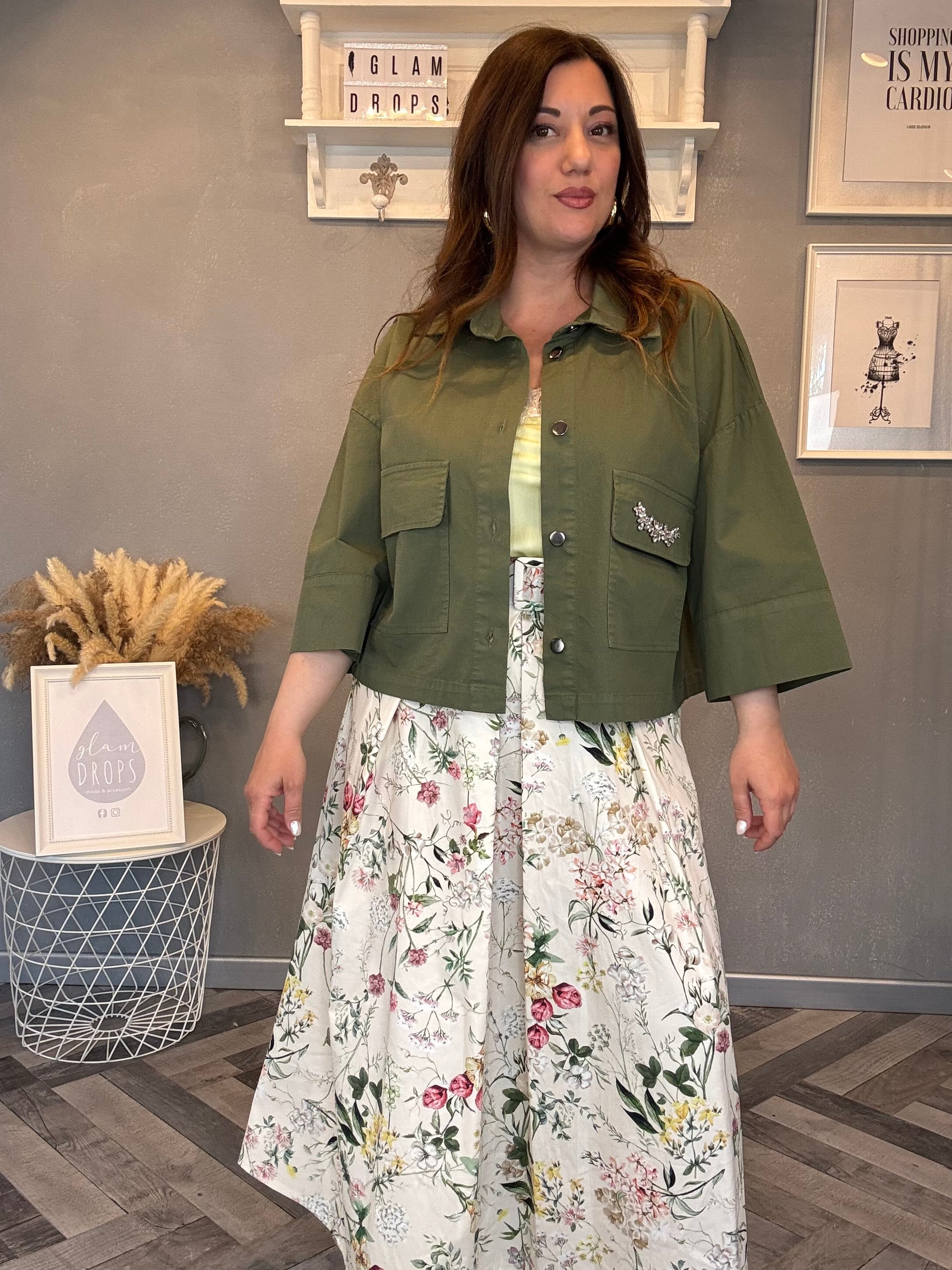 Giacca crop verde militare con dettagli gioiello
