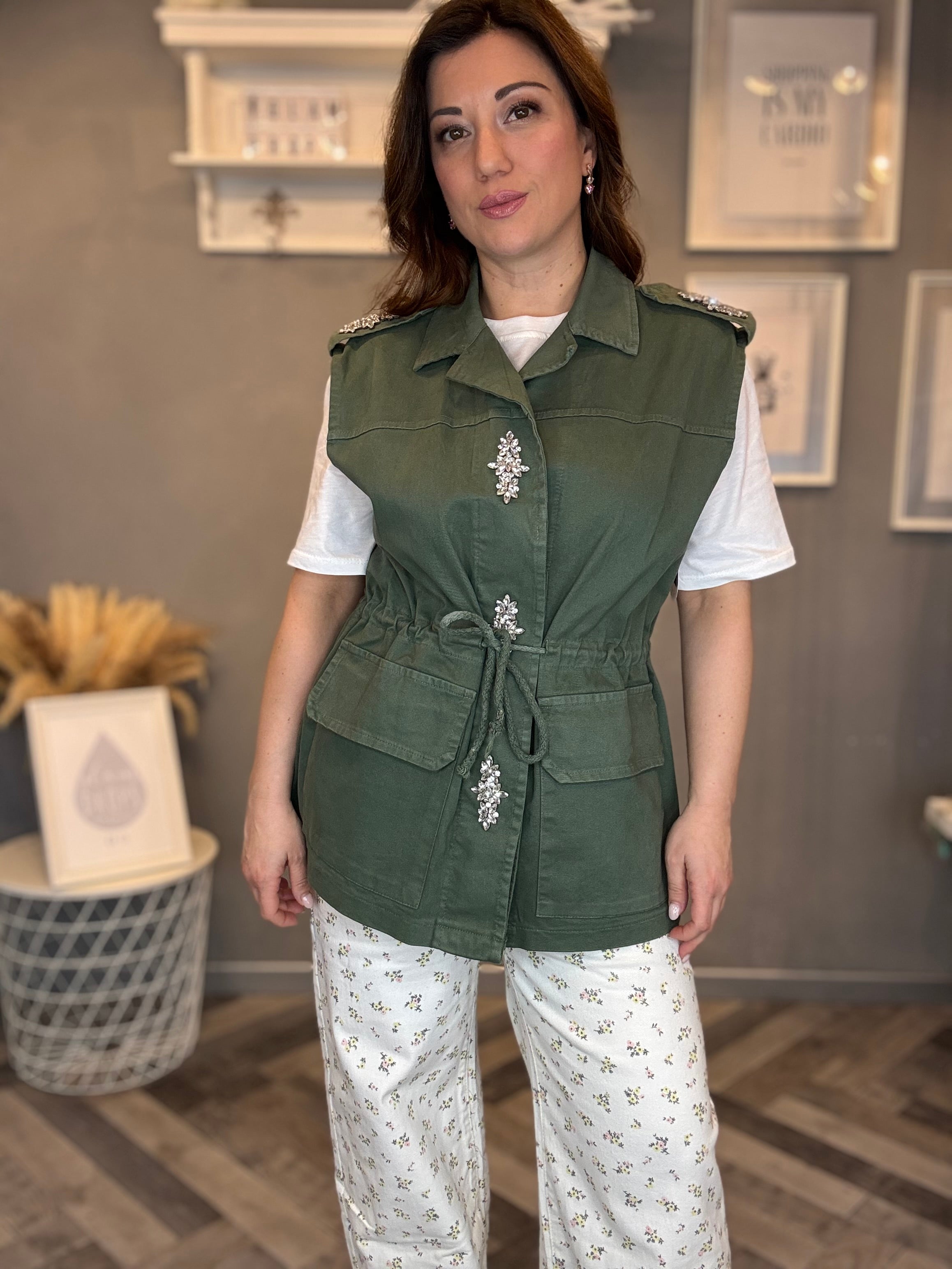 Gilet gioiello con cabochon verde militare