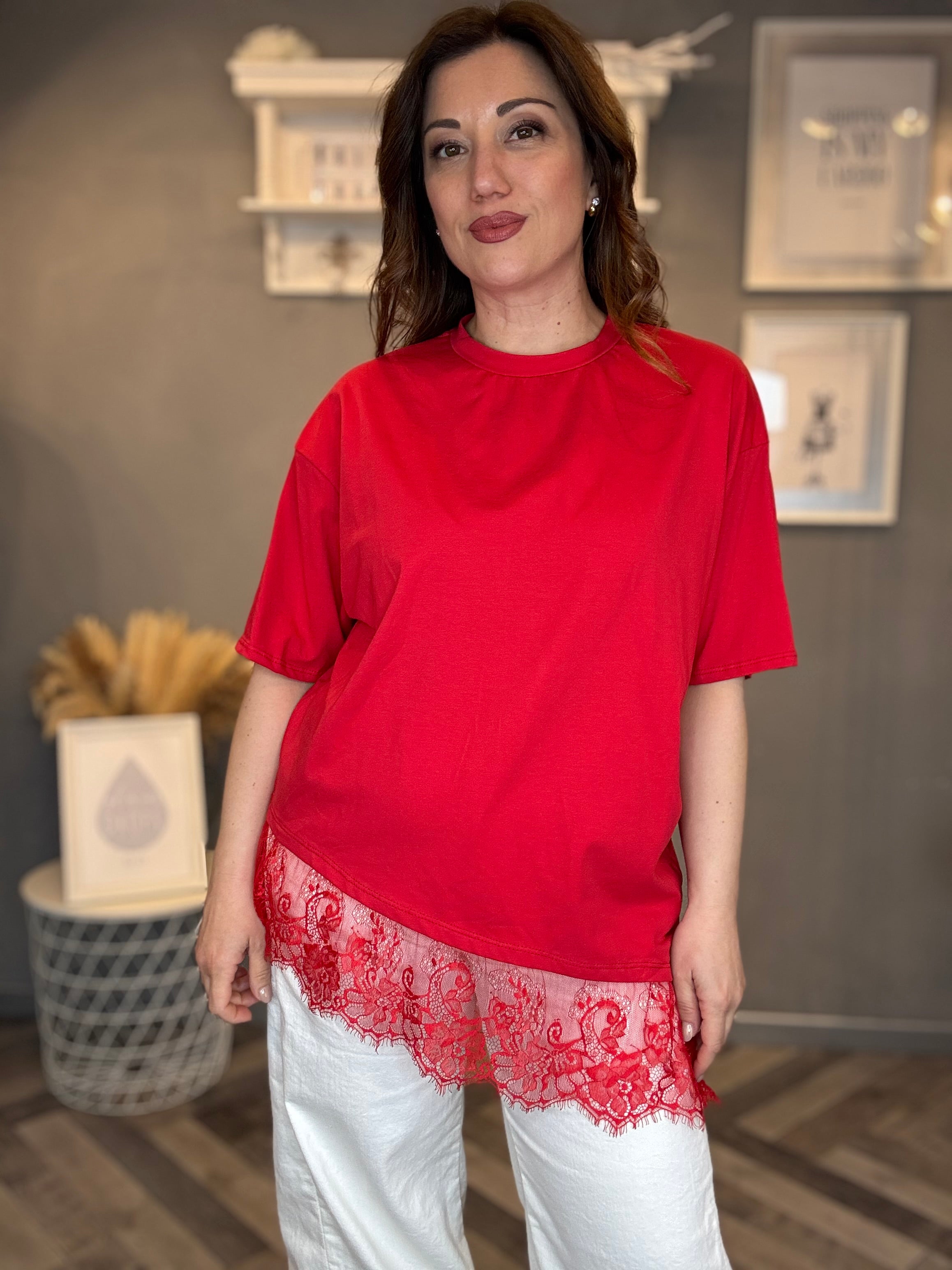 T-shirt rossa over con pizzo