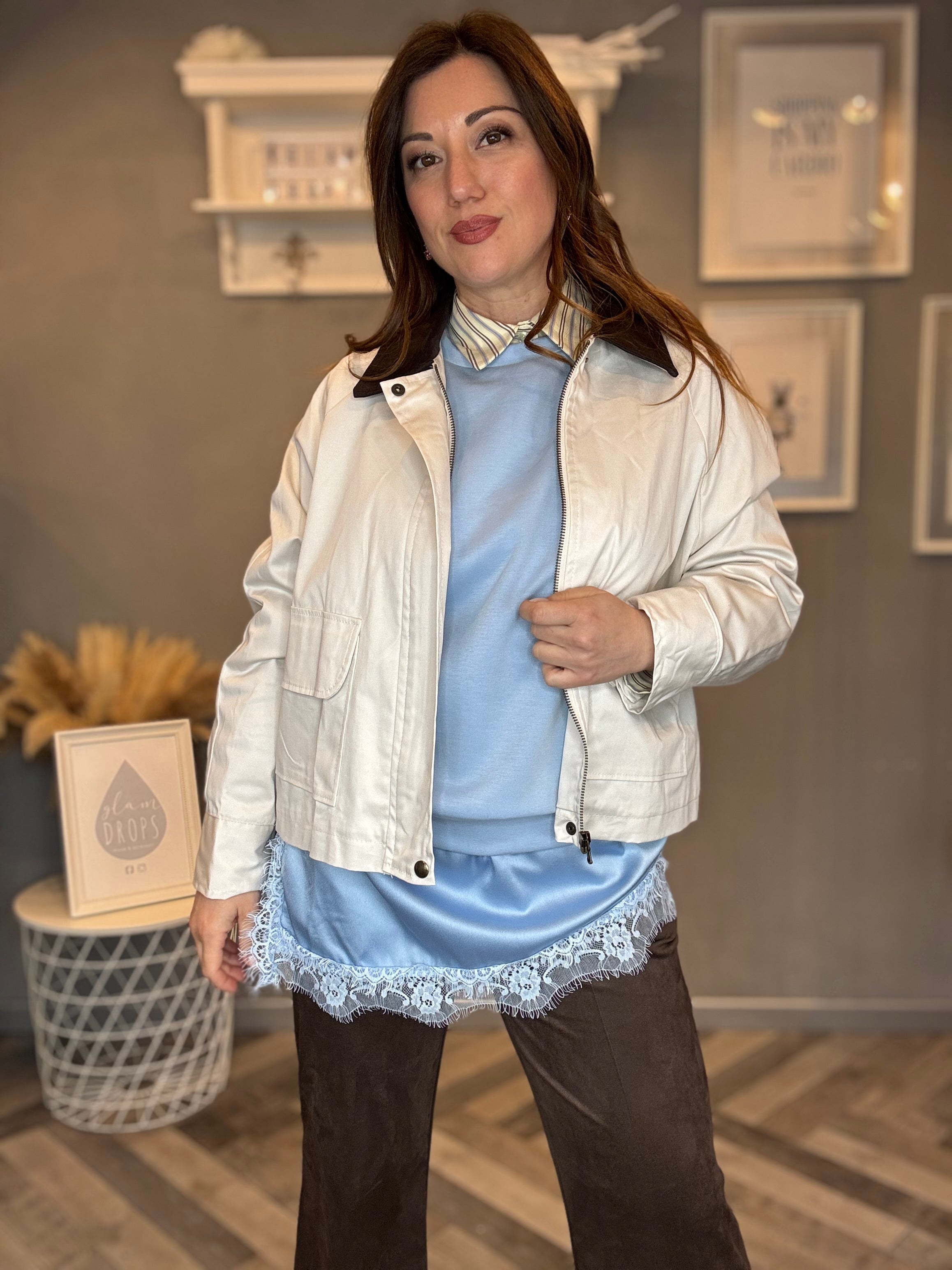 Felpa con bordo in raso e pizzo celeste