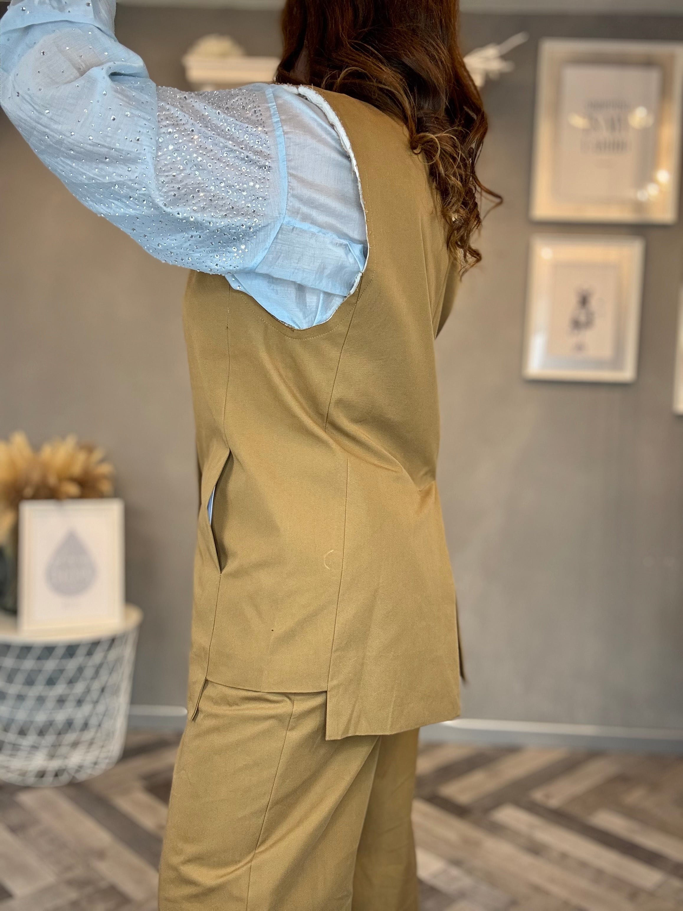 Gilet blazer smanicato con spallina tagliata a vivo