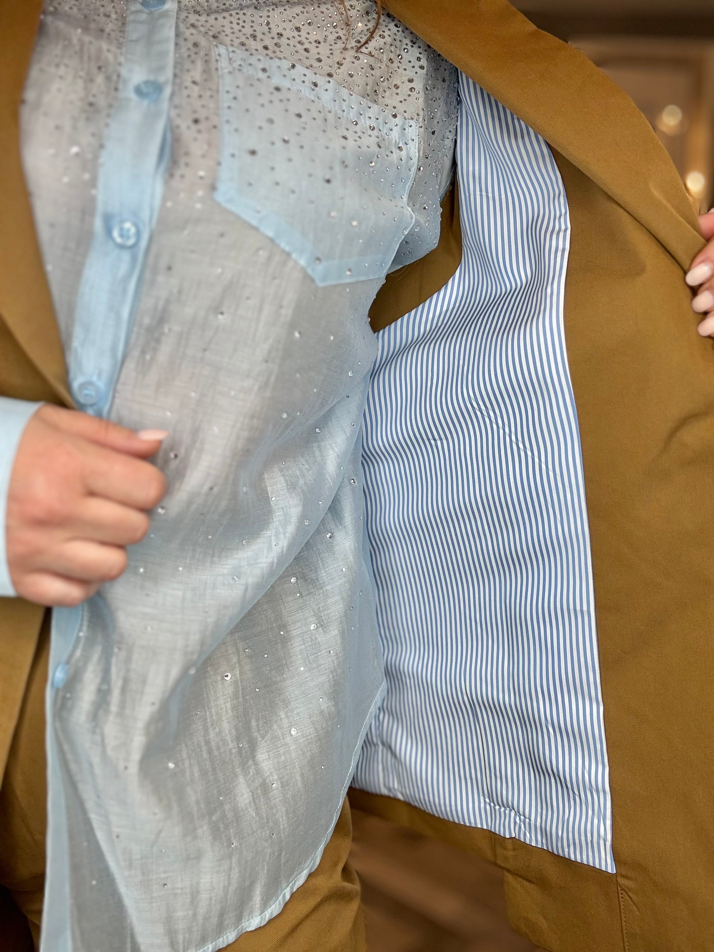 Gilet blazer smanicato con spallina tagliata a vivo