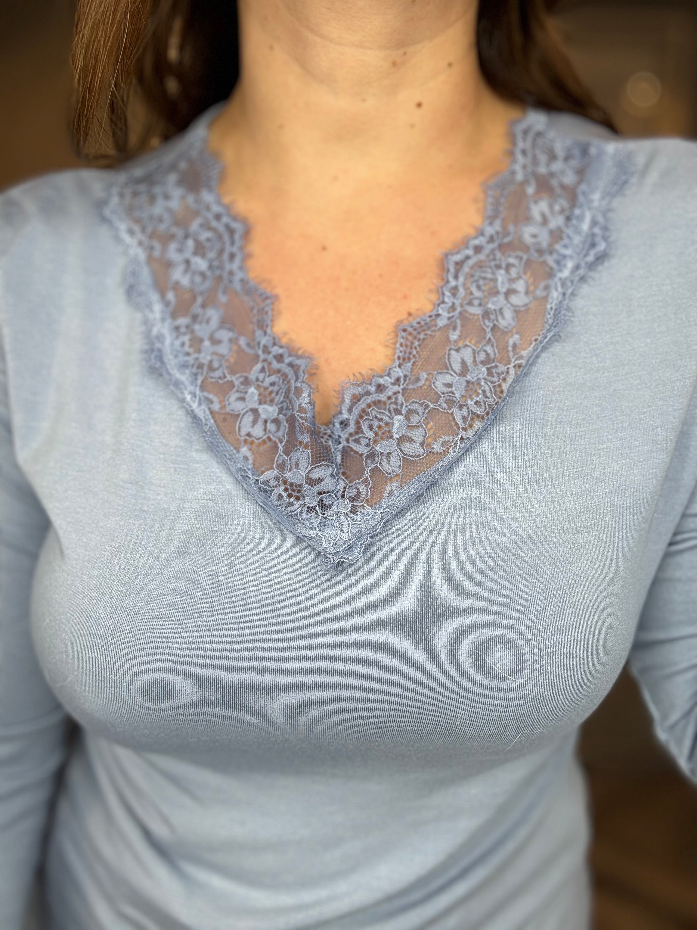 T-shirt in viscosa con pizzo