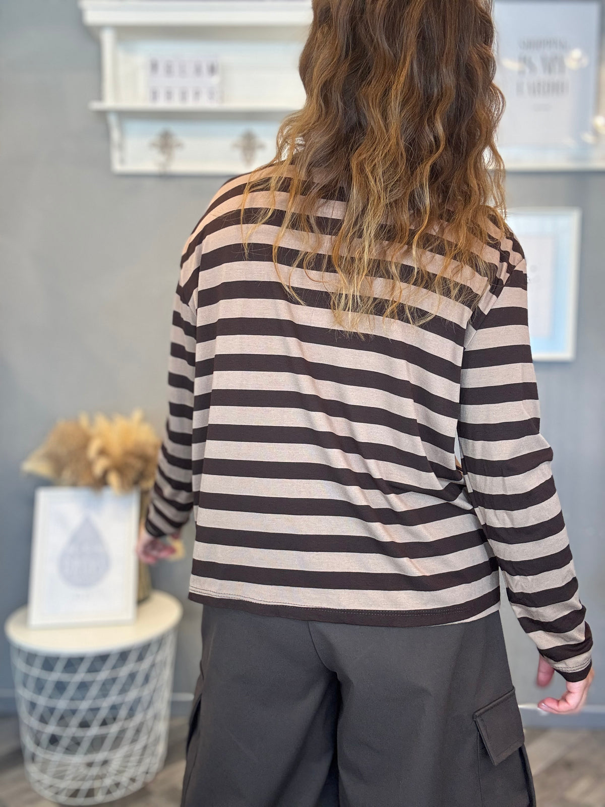 T-shirt soft righe biscotto moro collo nero