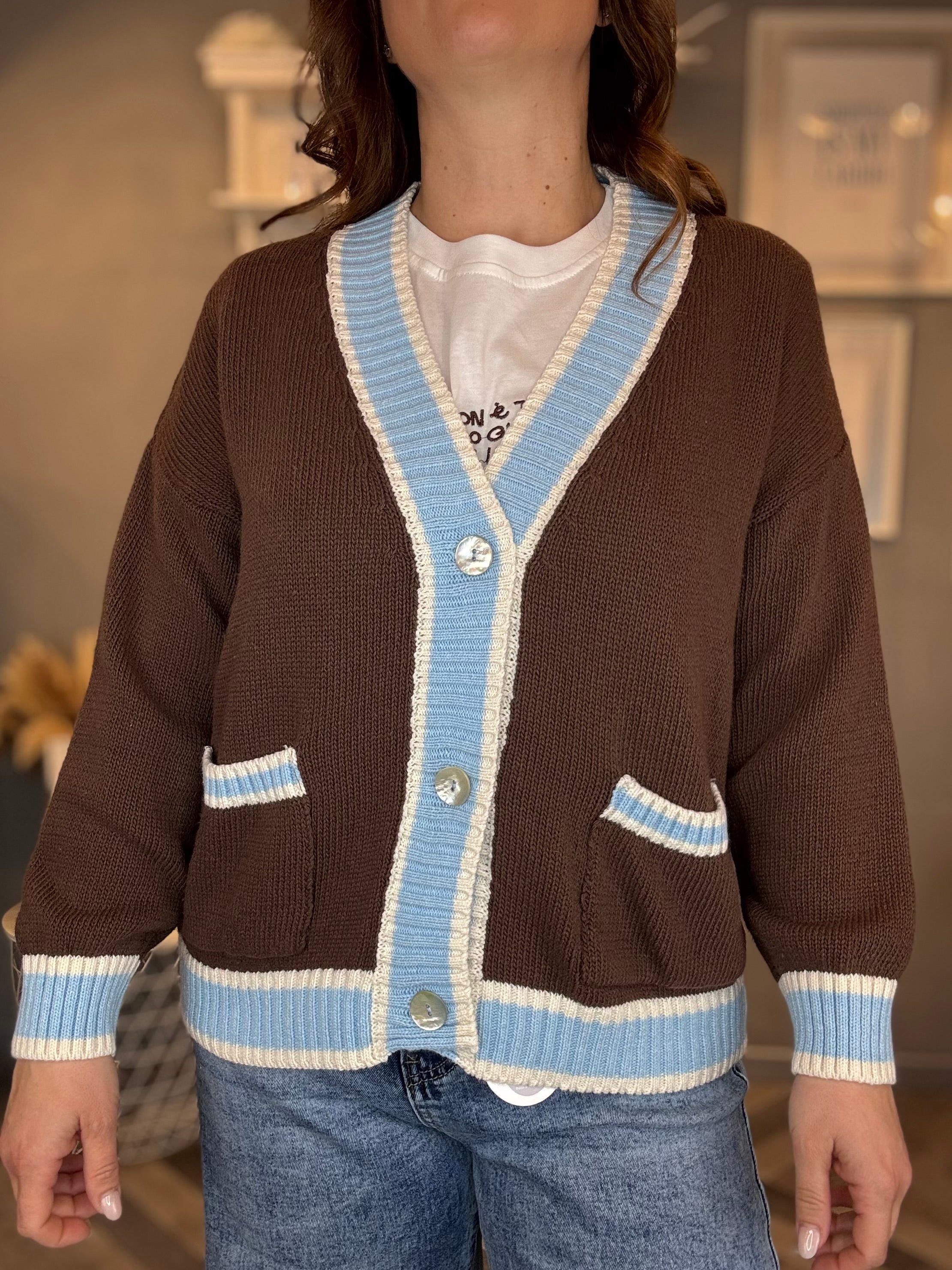 Cardigan cioccolato profili azzurri