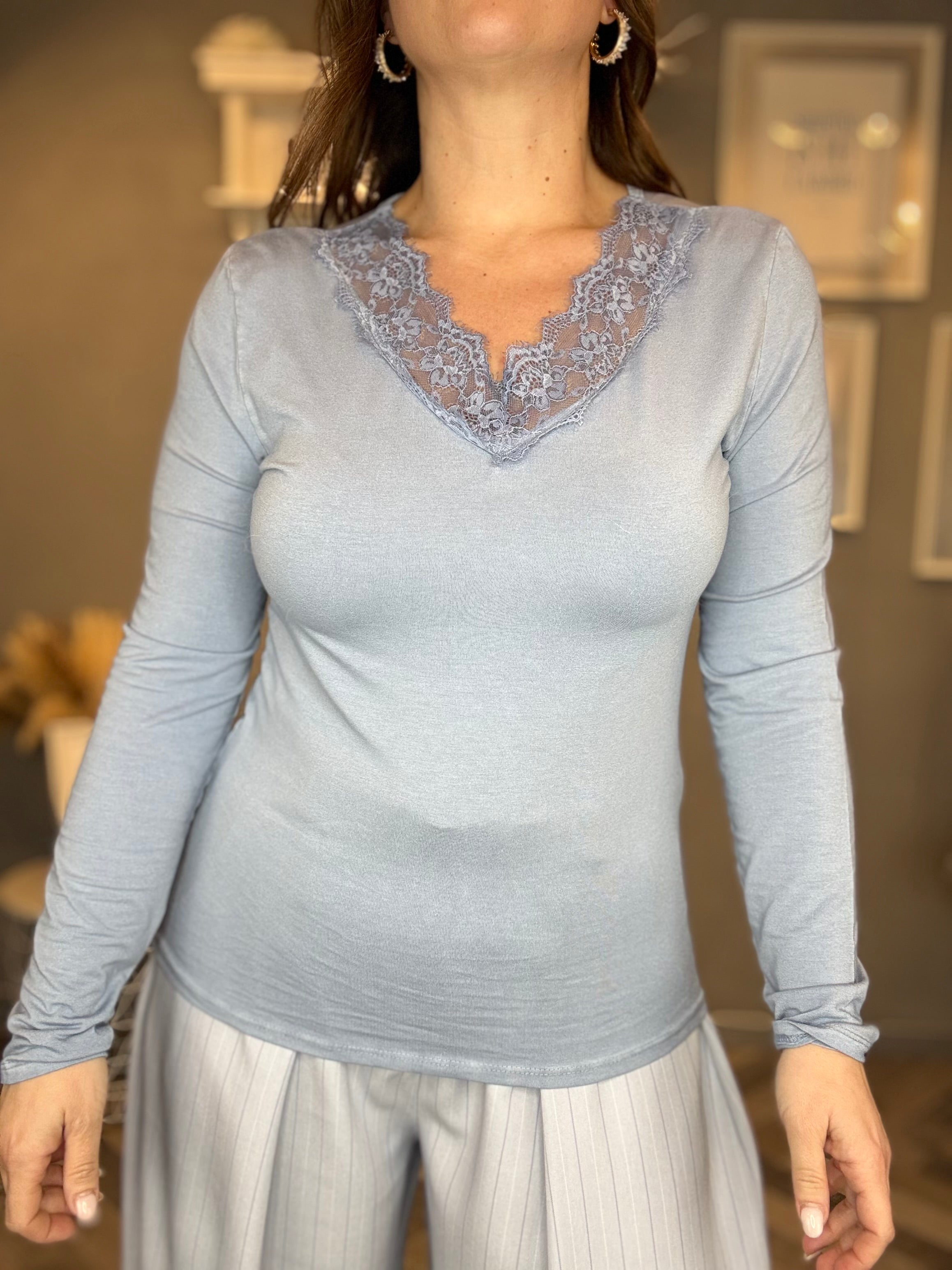 T-shirt in viscosa con pizzo