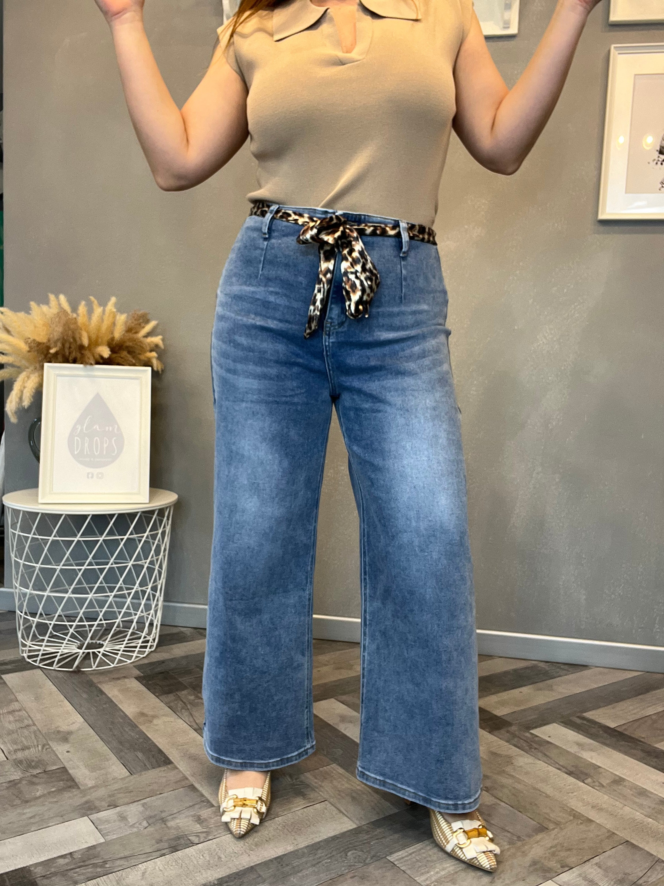 Jeans wide leg con cintura leopardata