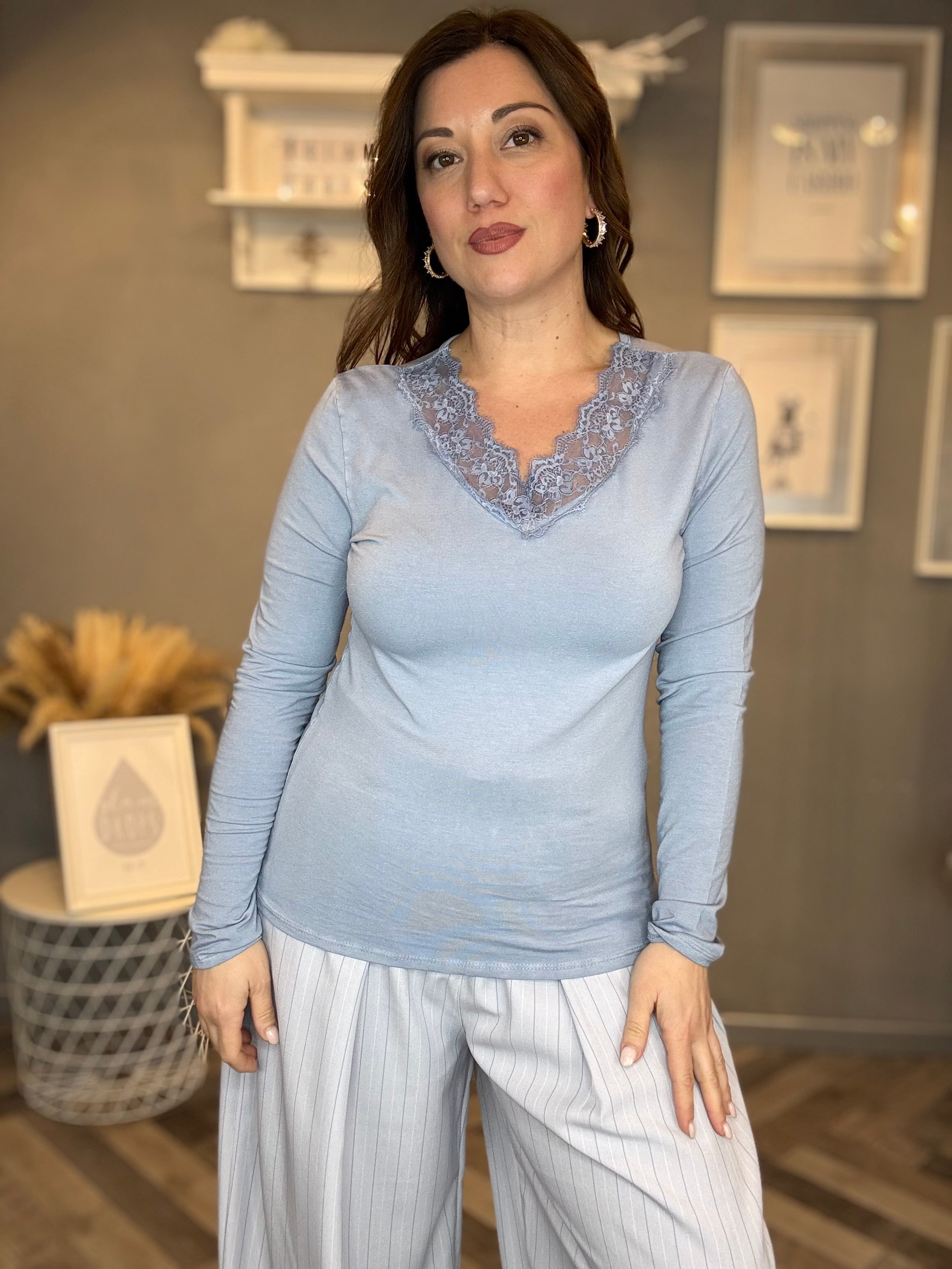 T-shirt in viscosa con pizzo