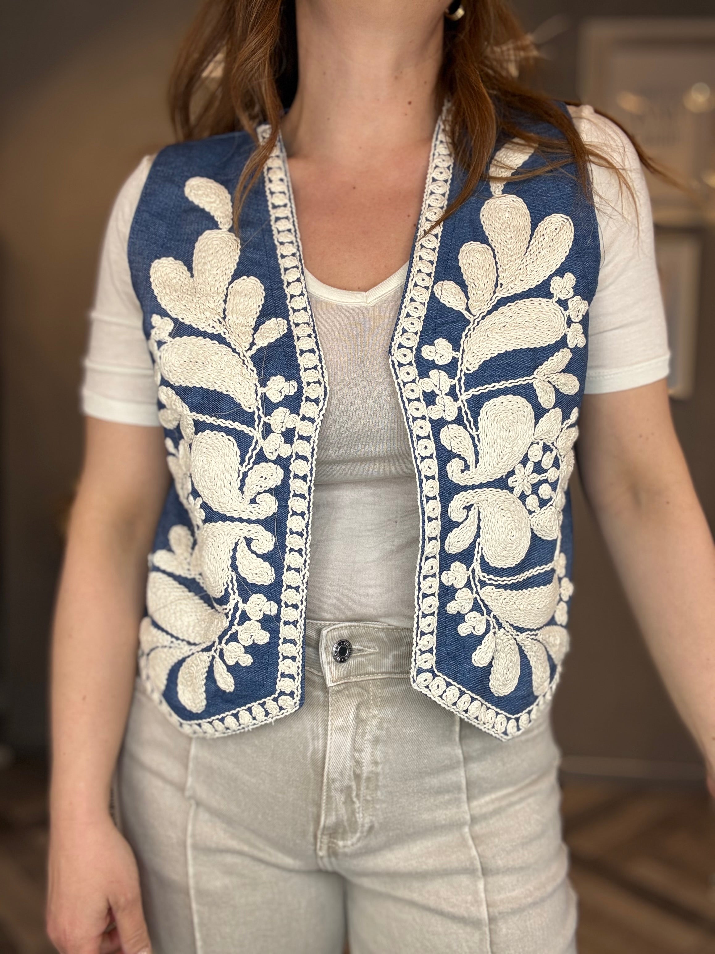 Gilet denim con ricamo