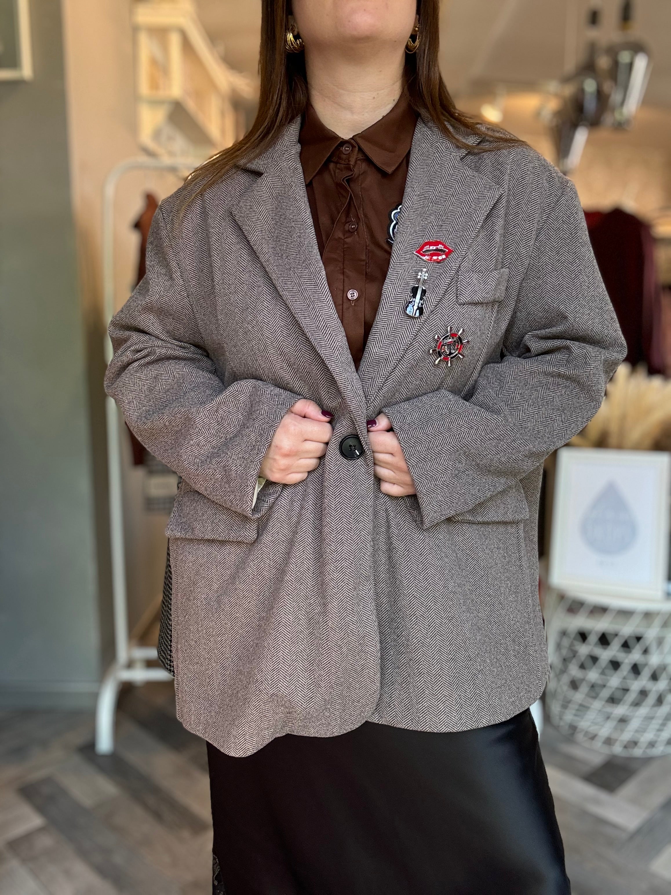Blazer spigato con spille