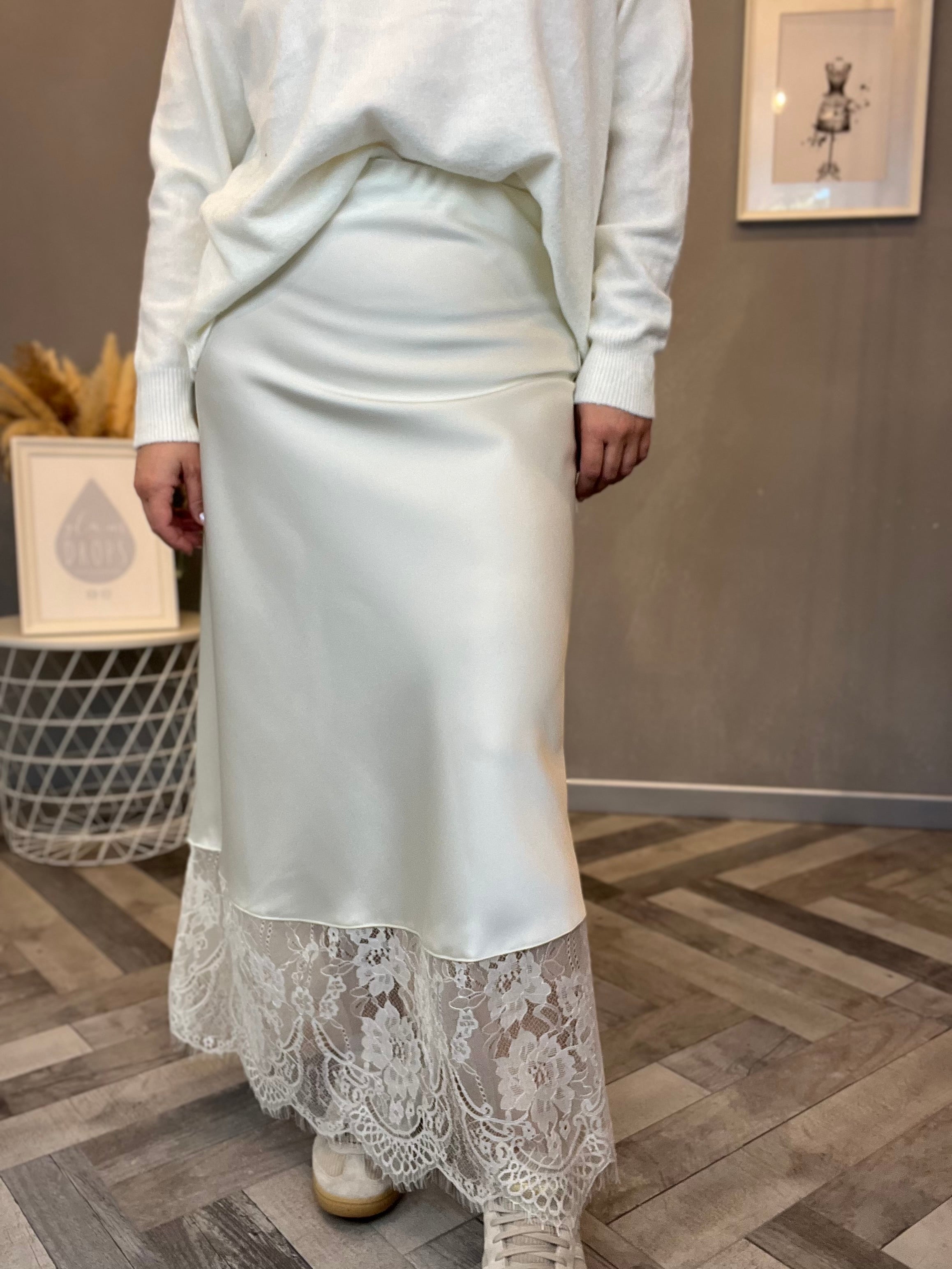 Gonna in satin con pizzo panna