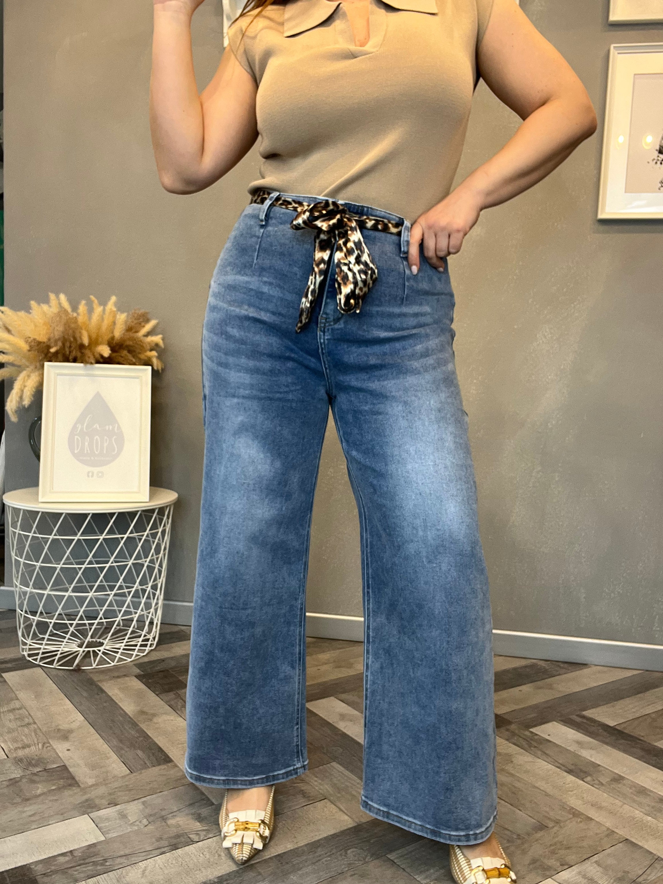 Jeans wide leg con cintura leopardata