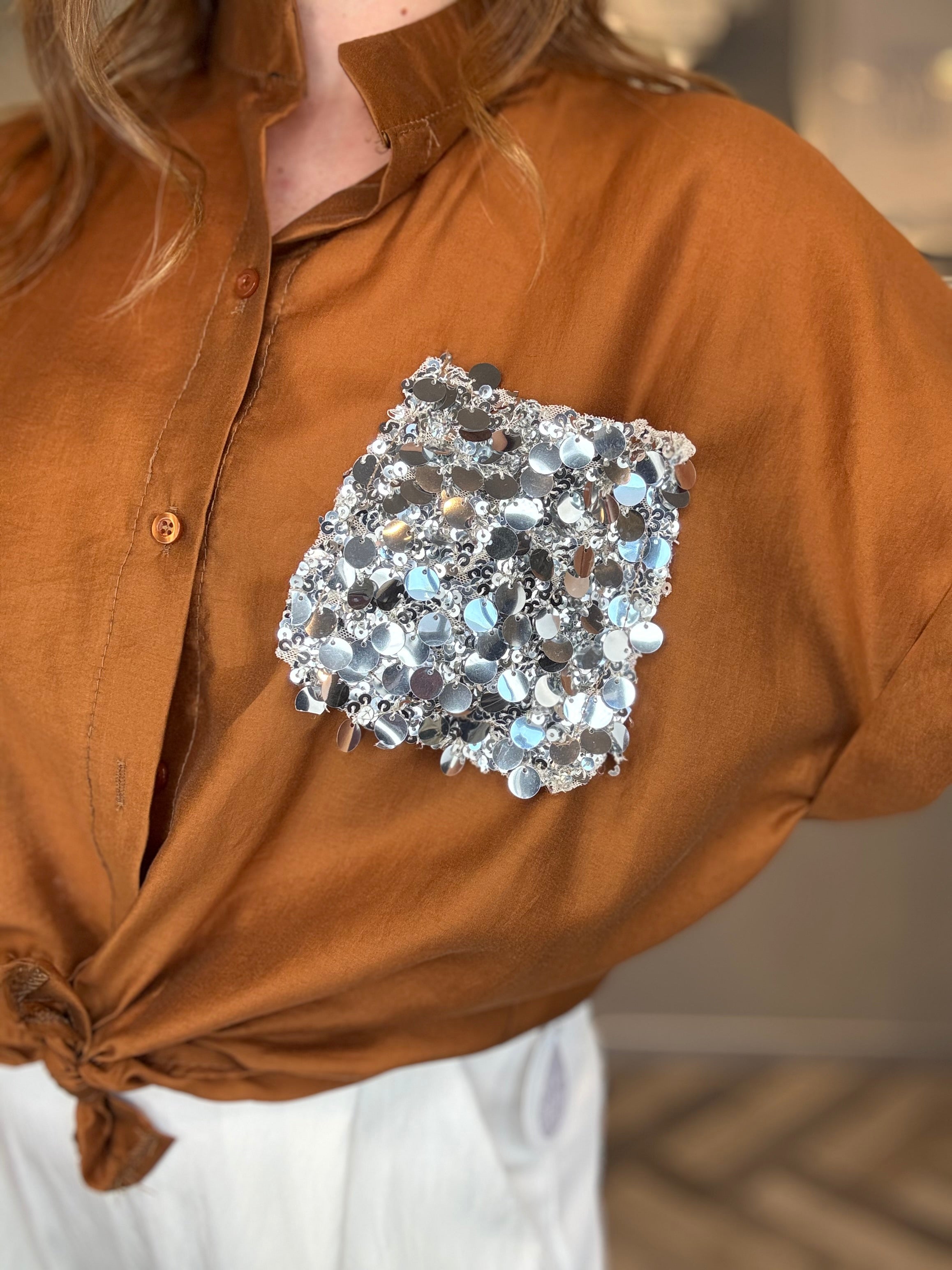 Camicia cuoio con tasca paillettes