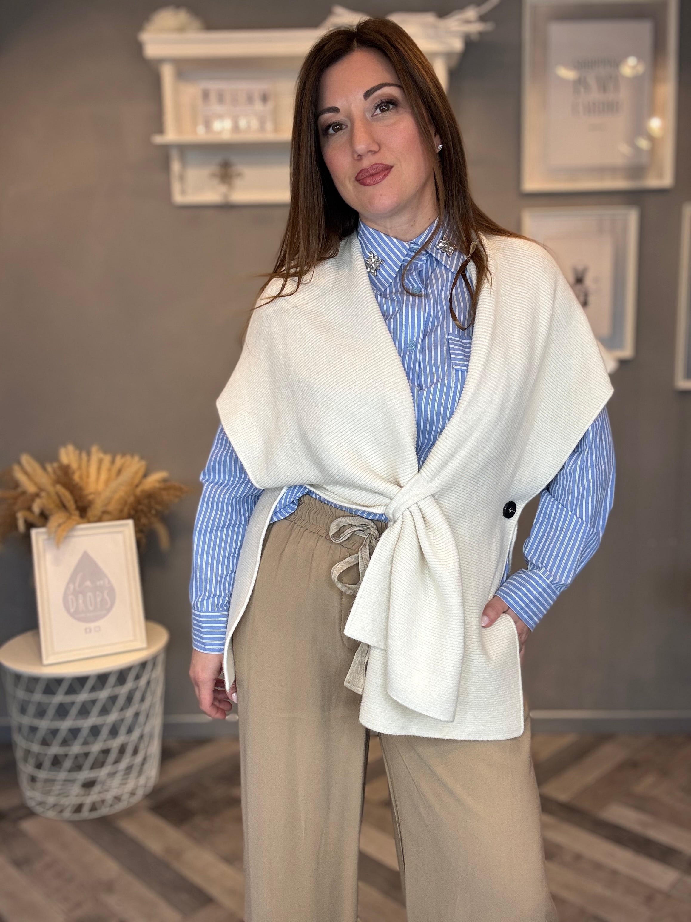 Camicia celeste a righe con applicazioni gioiello