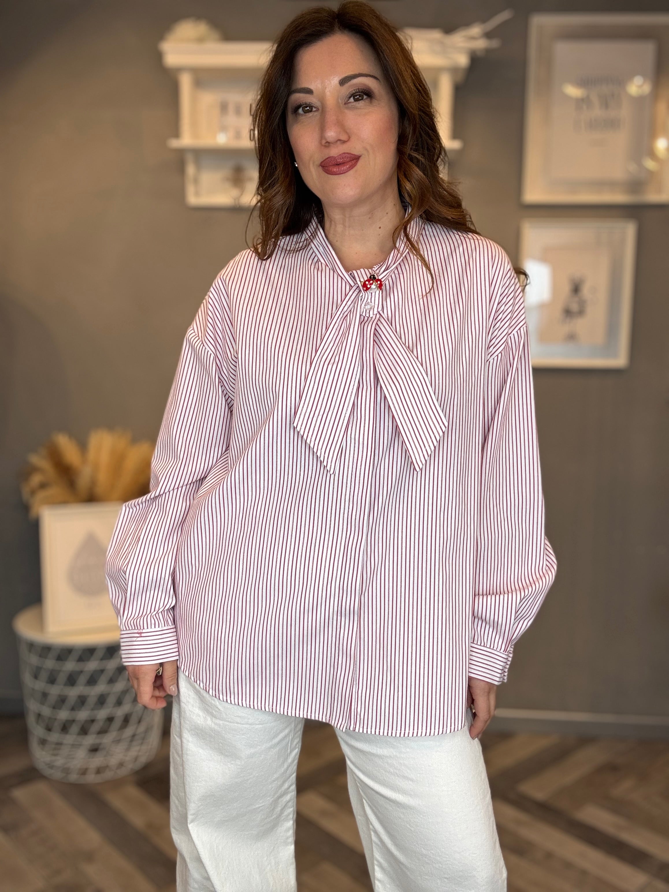 Camicia a righe rosse con fiocco