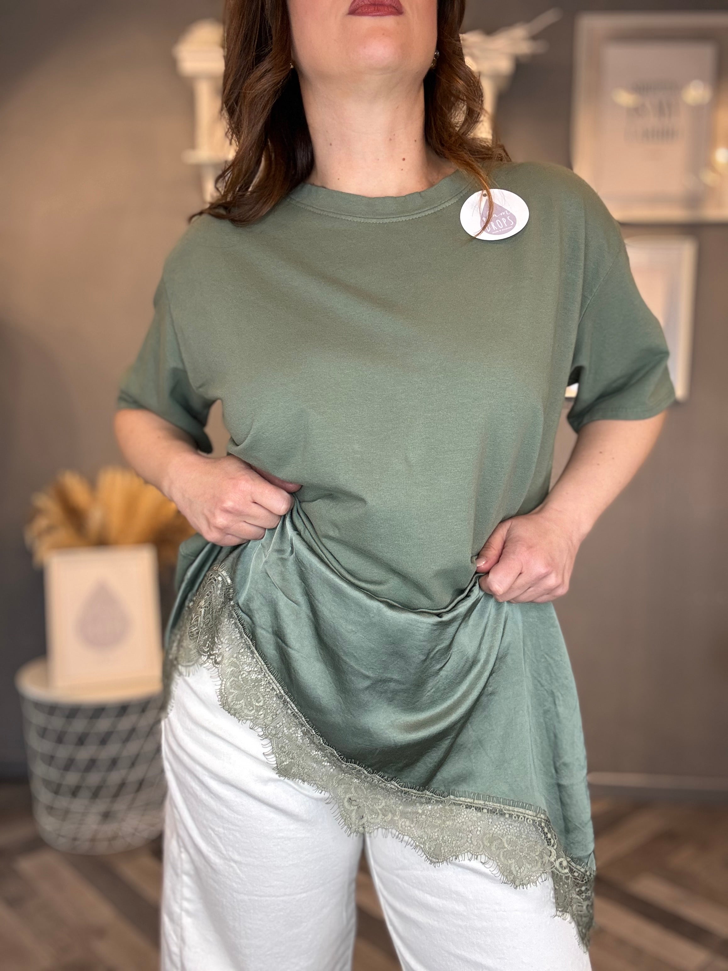 T-shirt verde militare con satin e pizzo