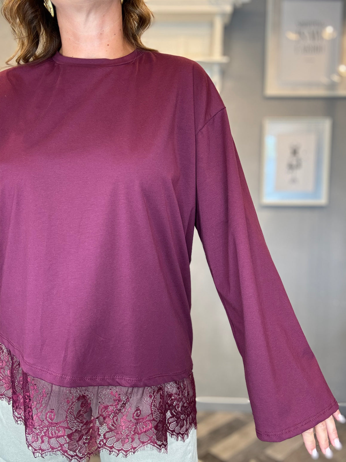 T-shirt asimmetrica con pizzo bordeaux